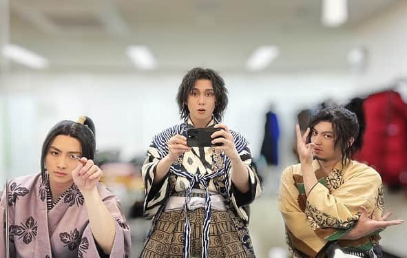 のインスタグラム：「_ 「金沢楽屋のお隣さん」 ⁡ 田村心です！ ⁡ ⁡ 舞台『巌流島』 ⁡ ⁡ 金沢公演初日。 ⁡ 本多の森ホールは 客席が高低差のある劇場だからか 舞台上から見るカーテンコールの景色が いつもと違って見えました。 ありがとうございました。 ⁡ ⁡ 金沢公演の楽屋は ⁡ ⁡ 「『巌流島』のお喋りクソ野郎」 (と呼ばれている) ⁡ ⁡ 2人に挟まれています。 ⁡ ⁡ ⁡ 敦史くん、匠です。 ⁡ ⁡ ⁡ 敦史くんには 稽古中「ヒロアカ」をオススメしたら とんでもない早さで漫画最新話まで読んで 「ヒロステ」もDVDかして！！と見てくれました。 ⁡ ⁡ ⁡ ⁡ いま 敦史くんは「ヒロアカ」にどハマりしています。 ⁡ ⁡ ⁡ ⁡ 心はデク！ 俺はデブ！ ⁡ 荒井敦史！個性 デブ！！！ (そんなことない) ⁡ ⁡ ⁡ とか言ってきます。笑 ⁡ ⁡ 「ヒロステ」の感想もたくさん言ってくれて 新作も見に行くと言ってくれました。 ⁡ ⁡ 今日はメイクしながら「ヒロステ」の 「個性・個性・個性」一緒に歌いました。 ⁡ ⁡ ⁡ ⁡ ちゃんと歌えるんですよ、敦史くん。笑 ⁡ ⁡ ⁡ ⁡ 匠はその横で 定期的に「スマーーーーーシュ！！」 って言ってきます。 ⁡ ⁡ ⁡ ⁡ あれ？「ヒロステ」の現場かな？？？？？？ ⁡ ⁡ ⁡ ⁡ ってなる 「ヒロアカ」好きに挟まれています。 ⁡ ⁡ ⁡ 賑やかで楽しい。 ⁡ ⁡ ⁡ 明日1公演。 そして早いもので金沢千穐楽。 ⁡ ⁡ ⁡ がんばるぞおおおおおおおおお ⁡ ⁡ ⁡ では！！！！！」