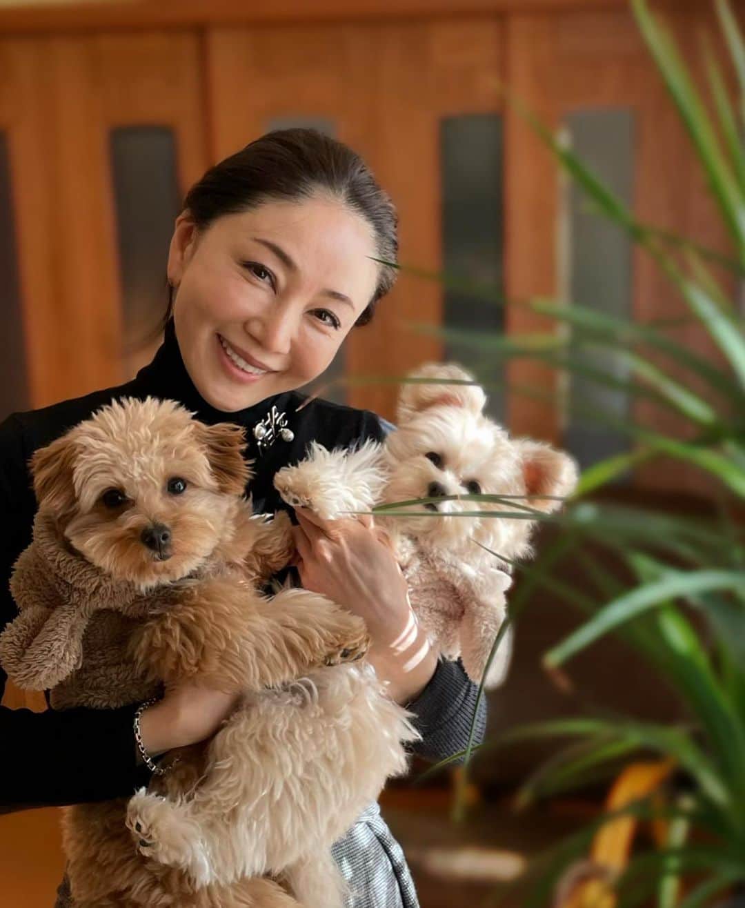 坂村かおるのインスタグラム：「お家に可愛いお客さんが来ました🐕 ・ 右側のメロちゃんが2歳！左側がバブちゃん1歳半です☺️ ・ ・  いつも「いいね！」を頂きありがとうございます！ 皆さんのコメントに元気を貰っています😊   #クィーンオブ美魔女 #team美魔女 #美ST #坂村かおる #トータルビューティーアドバイザー #美しく老いる #バランス #美容 #コスメ #ファッション #今日のコーデ #トータルバランス #お洒落な人と繋がりたい #コスメ好きな人と繋がりたい #美意識高い人と繋がりたい #美魔女 #美魔女が変わる #アップデートしてる人と繋がりたい #自分らしくアップデート #わんちゃん #ポメプー  #パメプー部 #いぬ  #いぬすきさんと繋がりたい」