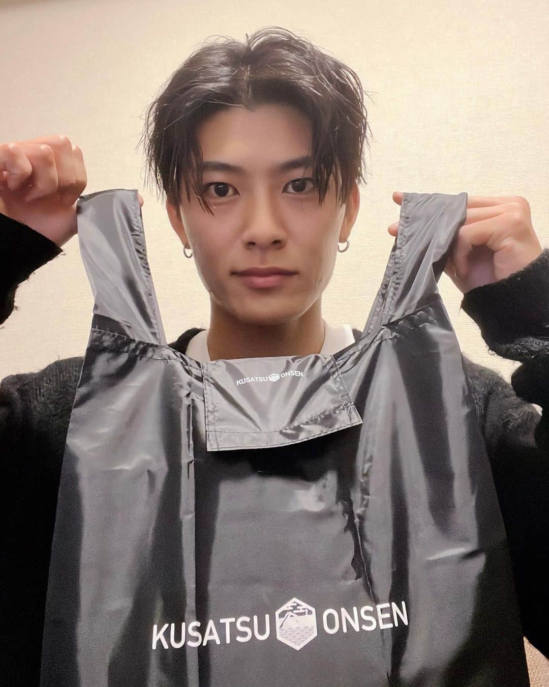 西川俊介のインスタグラム：「▽ @kusatsu_onsen_official  さんから頂いた草津温泉グッズ♨️  エコバッグですが僕はスパセットを入れよう😎サウナグッズを入れても良い感じ‼️  ノートはこれから稽古が始まるのでめちゃくちゃ活用させて頂きます！！  毎年初詣で大吉が出るまでおみくじを引きまくる僕ですが、今年は超大吉の手拭いを頂きました！！  #群馬　 #草津 #草津温泉 #草津温泉アンバサダー #温泉 #旅行」