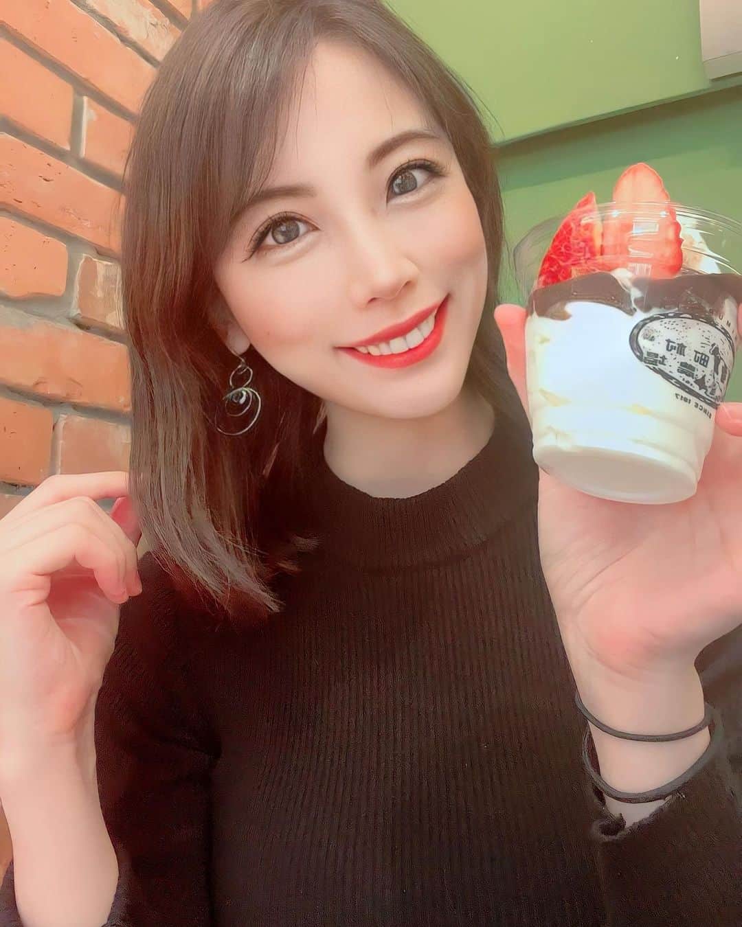 吉田早織のインスタグラム：「新丸ビルの中にあるソフトクリーム屋さんに行ってきたよ🎶  ちょっとしたアルバイトした帰りでした🤭  タイミーってスキマバイトのアプリで初めて使ったんだけどめっちゃ便利だったー！！  タイミーの特徴なんだけど 💡すきな時間に働ける すきな時間、場所、職種で働けるから自分の都合を優先して働ける！ 💡登録会、面接なし！ 面接や登録会、履歴書も必要ないから、シフト提出も不要で働きたいと思った時にすぐに働ける✨ 💡すぐお金がもらえる 仕事が終わったらすぐに報酬をゲット！24時間いつでも引き出せて便利✨  簡単すぎて主婦やママにもおすすめだから気になったらダウンロードしてみて🎶  https://app.adjust.com/2vv6ww3  ちなみにアイスを食べに行ったお店は、ちょっとしたテーブルもあって店内でも持ち帰りでも楽しめるよ🤗 私はトッピングをカスタマイズしてオーダーしました🎶 お値段は丸の内価格です🤣🤣  ------------------------------------- 【町村農場 丸の内店】  オススメシーン：スイーツ、テイクアウト 単価：〜1,000円 コスパ：★★★ 味：★★★ 雰囲気：- 接客：-  東京都千代田区丸の内1-5-1 新丸の内ビルディング B1F  -------------------------------------  #pr #インフルエンサーワークス #アルバイト #タイミー #スキマバイト   #グルメ　#グルメ好きな人と繋がりたい #グルメスタグラム #グルメ女子#お酒好きな人と繋がりたい#スイーツ#お菓子#sweets#東京グルメ#東京スイーツ #follow#followme#インフルエンサー#followforfollowback#いいね返し#likeforlikes #like4likes #follow4followback #いいね返し」