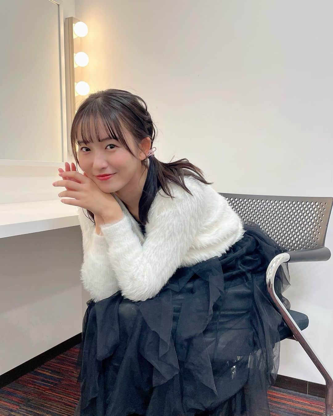 志田音々のインスタグラム：「昨日のお洋服🤍🖤  ツインテールしてもらった☺︎ 最近早起き生活でお肌の調子もよき」