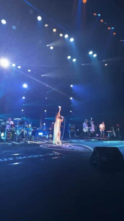 のインスタグラム：「MAKI OHGURO 30th Anniversary Best Live Tour 2022-23 -SPARKLE- Powered by CHAMPAGNE COLLET  2/25@秋田  ♪白いGradation  #SPARKLE_TOUR #大黒摩季30thanniversary」