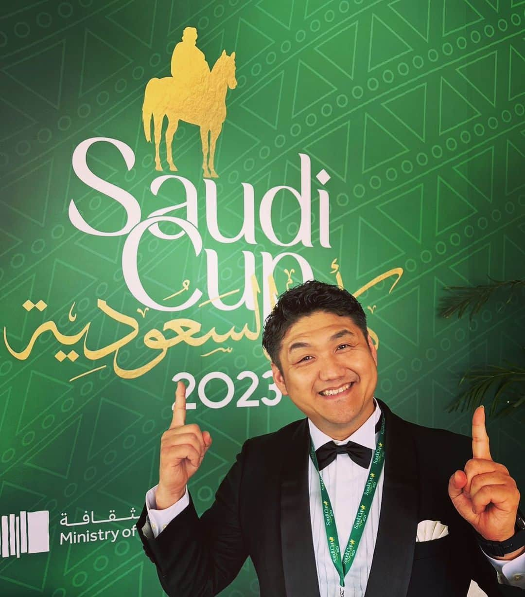 お兄ちゃんのインスタグラム：「初めてサウジアラビアに来ました🇸🇦 そしてホテルにチェックインして、着替えてすぐにキングアブドゥルアジーズ競馬場へ！！  めちゃくちゃ日本馬出るし、全力で日本馬を応援します📣  なにより福永祐一ジョッキーのラストランをしっかりと目に焼きつけてくる！！  #サウジカップ #ソングライン #バスラットレオン #ラウダシオン #レシステンシア #エヒト #シルヴァーソニック #エコロアレス #コンティノアール #デルマソトガケ #フロムダスク #ジャスティン #ダンシングプリンス #リメイク #リュウノユキナ #カフェファラオ #クラウンプライド #ジオグリフ #ジュンライトボルト #パンサラッサ #ヴァンドギャルド #福永祐一 ジョッキー」