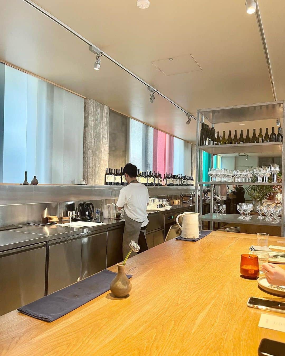 里口風子さんのインスタグラム写真 - (里口風子Instagram)「📍日本橋K5のcaveman  美食家女子(ゆりゆり)がおすすめしてくれて、一緒にランチコースを🫶　 いろんな国の要素が混ざったようなオシャレな一皿が順に出てきて、オリジナルのコンブチャもすきな感じで、楽しいお食事でした🥹  数年前に銀行をリノベしてつくられた建物らしく、日本的なビンテージ要素がたくさんミックスされていて素敵だった〜〜。  束の間の大人時間ありがとうございました💜  #日本橋グルメ #日本橋ランチ #caveman」2月25日 19時04分 - fuuu_ko0716