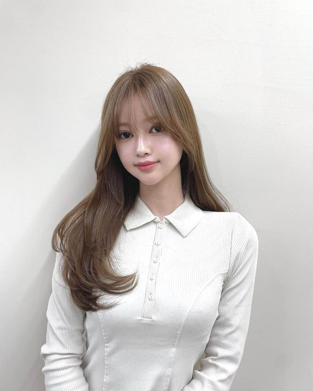 知本真以子のインスタグラム：「レイヤーカットして本当に巻きやすくなった💇🏻‍♀️ 前髪は下ろしたり流したりできるから色々アレンジできて楽しい🌞  @ciete_chihiro  ありがとうございました🥰」