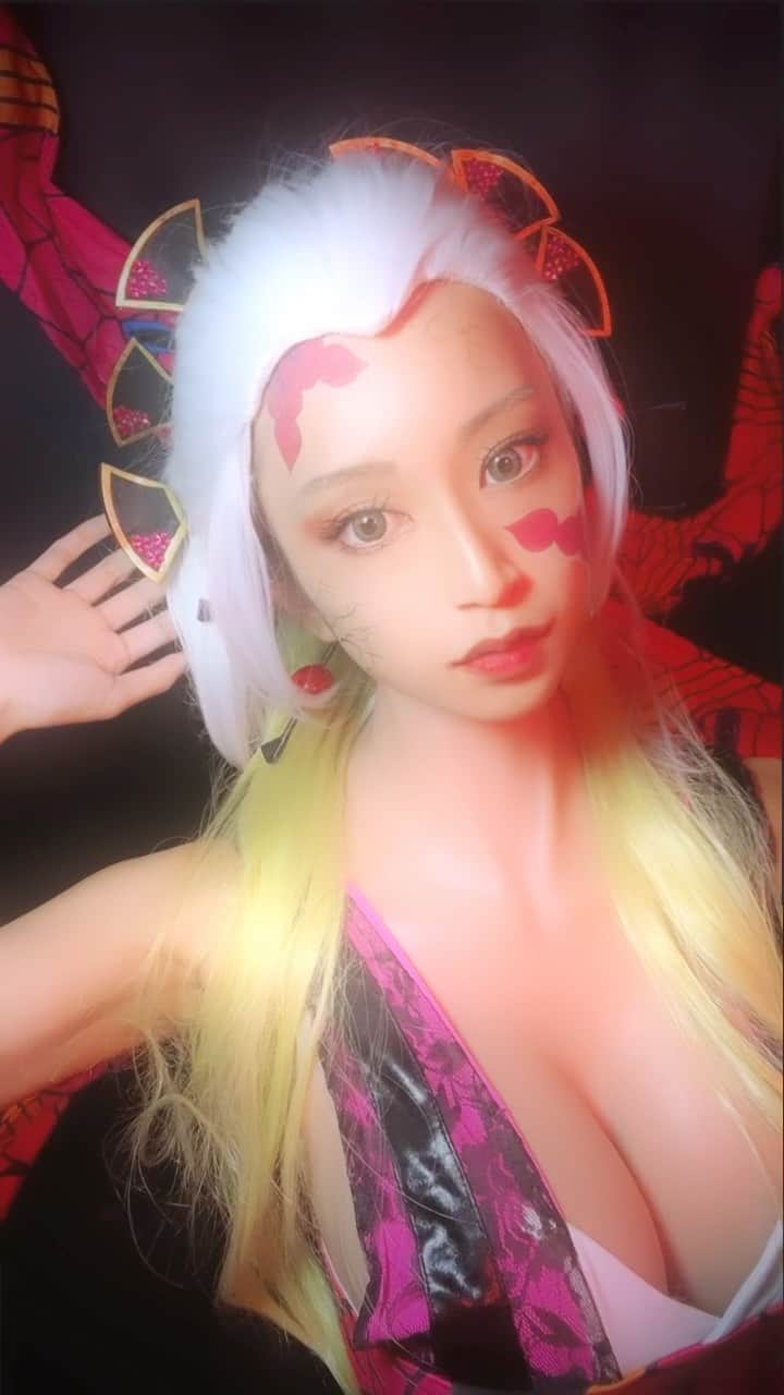 だふちゃん 。のインスタグラム：「お兄ちゃ〜〜ん！❤️‍🩹 次は何のコスプレがいいかなあ？？  #鬼滅の刃 #堕姫 #遊郭編 #👹 #コスプレ #demonslayer  #ラーメンチョンマゲ」