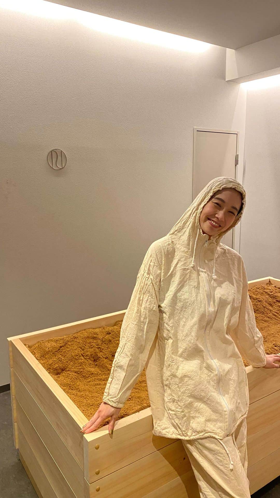 谷川りさこのインスタグラム：「ついに念願の酵素浴がスタート致しました❗️ 2年前にコロナになり そこから免疫力をアップさせるために、 数々の酵素浴に通い、酵素のおかげで この2年間風邪をひいていません！  @salon.on.ebisu の酵素浴は ヒノキパウダー（おがくず）や 米ぬかなどの有機物を発酵させ、 その発酵熱で体を温める乾式温浴！   自然発酵の熱が全身をじっくり包んでいくので、 水を使用するお風呂より体への負担が少なく、 体の芯から温まるのが特長です。  ヒノキ100%、酵素380種類、 米糠のONオリジナルブレンドで、 内側から肌質改善＆代謝改善で 健康美を目指す方におすすめ❣️  スタッフが毎日愛情を込めて 発酵させてる酵素浴を ぜひ沢山の方に体感してほしいです！  私自信も 週1入浴し、代謝も上がってきて 冷え性も改善され、 更に今の時期の花粉症も 軽減されてます！ 女性ホルモンバランスも整えられるので、 pms.生理痛、妊活、不妊治療などにも 効果的❣️ しかもランニング2時間分の 発汗量を15分で体感できます！  いいことだらけの 酵素浴❤️ぜひ皆さま 一度ご来店ください❤️」
