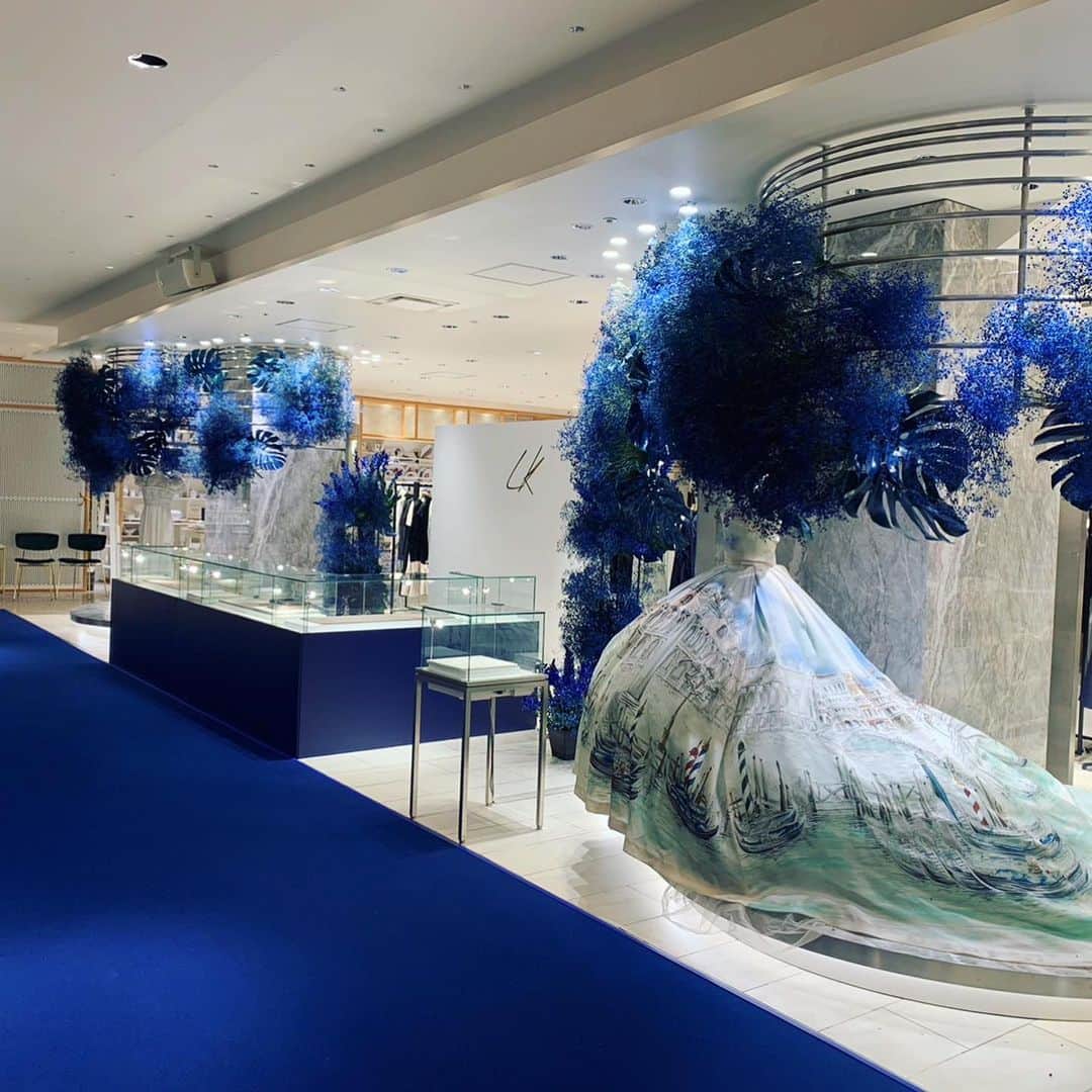 無添加まゆみのインスタグラム：「Isetanのイベント丹青会にて LK Salon出展させていただきました！  想像を遥かに超えるたくさんのお客様にご来店いただき、本当に幸せな時間でした。  そしてなんと一日の売上高が伊勢丹の記録を塗り替えたとの情報が入ってきています💦😱🥺 😆   ご注文は現在でもまだ続いているそうです。。  こんなに盛況だったとは未だ信じられない気持ちですが、今回のイベントが大成功に終わったことは間違いなさそうで、兎にも角にも今はほっとしております。  お越しいただいたお客様を始め、応援してくださったLKメンバーの皆様、そして素晴らしい空間を作り上げてくださった装飾チームの皆様、お花を担当してくださったKeikoさん、準備や販売に携わってくれたSOHや、LKチームの皆、お手伝いに駆けつけてくれた税理士の先生、何から何まで手厚くヘルプしてくれた外商チームの皆様にこの場をお借りして心より感謝申し上げます。本当にありがとうございました。  そして今回睡眠時間を削って誰よりも頑張ったAyaka、これまでずっとLKを支え続けてくれて本当にありがとう。あなたなしには今のLKは存在しません。  LKは今年の4月に3周年を迎えます。  どなたにでもお越しいただける催事を企画しておりますので、発表を楽しみにお待ち下さいませ✨(4月某日伊勢丹新宿本店にて開催予定) @lk_salon_private   皆様、今後も変わらぬご厚誼を賜りますようお願い申し上げます。  2023年 2月25日 LKキャピタル代表 河村真弓  @isetan_shinjuku  @dolcegabbana  @_yohsagra_  @otomo.keiko  @makikokawamura_  @linkakawamura_ @lk_salon_private  @lk_atelier_private」