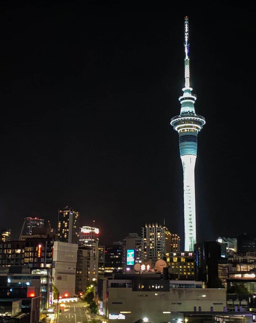 時任三郎さんのインスタグラム写真 - (時任三郎Instagram)「ニュージーランドの運転免許証を更新する旅。成田からクライストチャーチへ向かう途中、サイクロンの影響で経由地のオークランドで足止めを食らうことに。急遽手配した宿からの夜景。ま、ゆっくり行こう。 #ニュージーランド #夜景 #cyclone」2月25日 19時21分 - tokitosaburo