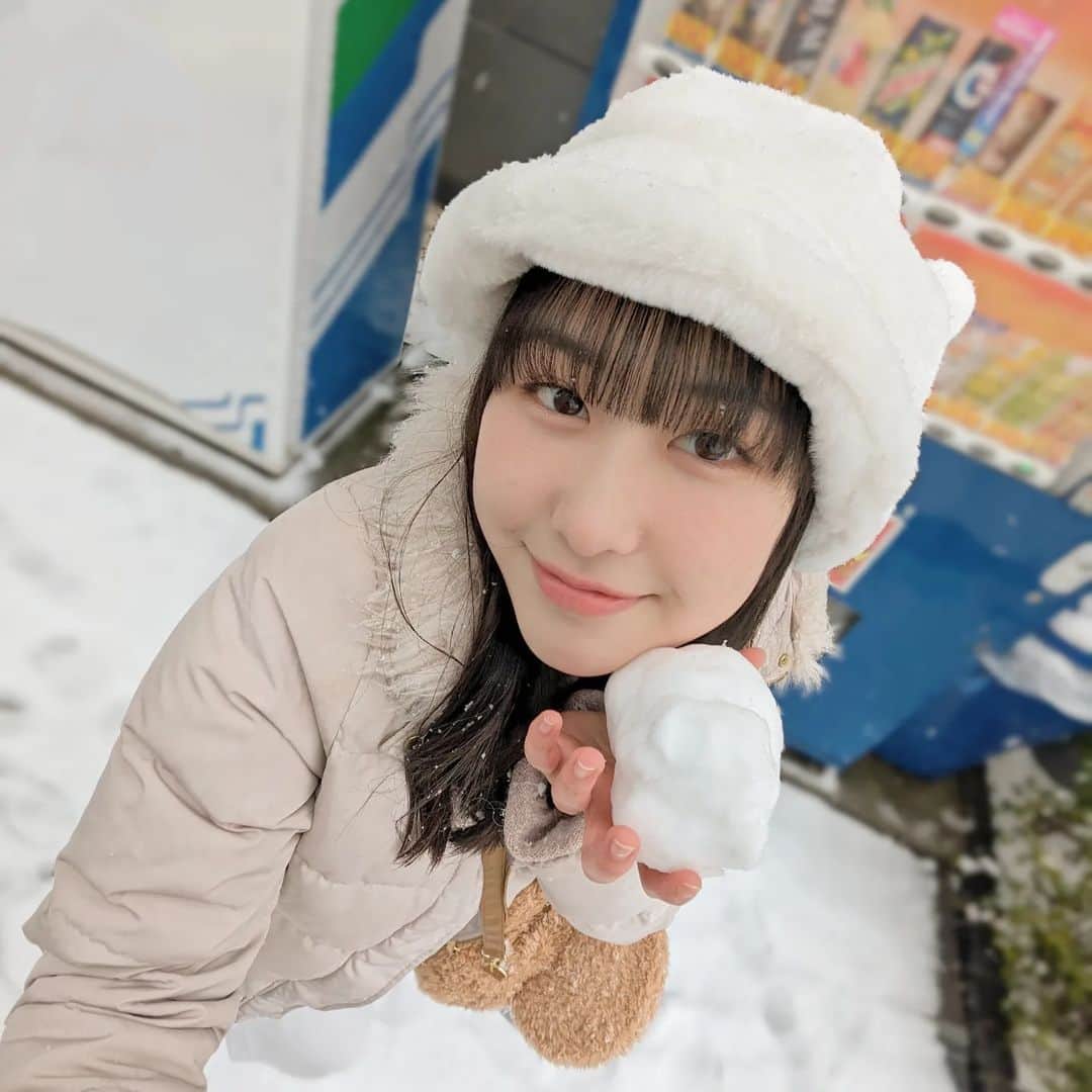 山下森羅さんのインスタグラム写真 - (山下森羅Instagram)「雪だるま作ろうとしてたの☃️⁡ ⁡⁡ 手が冷たすぎて途中で断念しました笑⁡」2月25日 19時24分 - shiira_yamashita0922