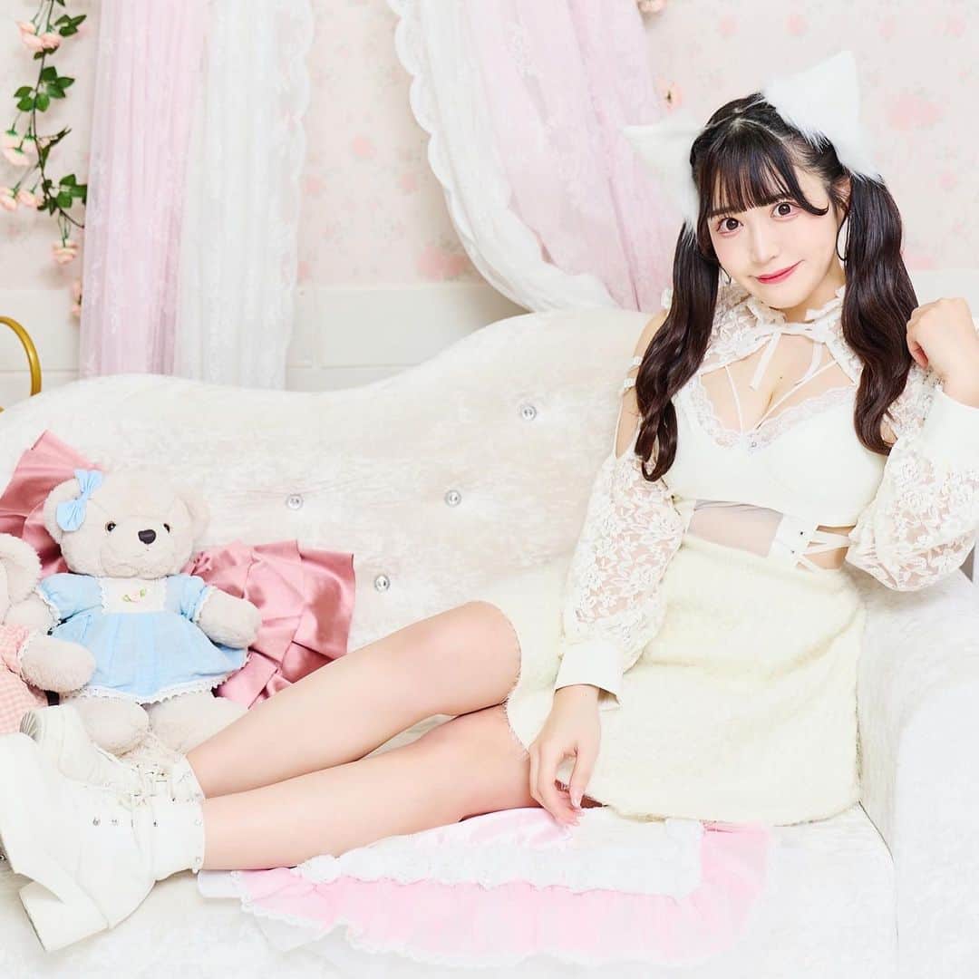 木咲りんのインスタグラム：「* ⋆ あなたの帰りを待ってます！🐱💓 ⋆ * #idol#cosplay#cosplaygirl#japaneseidol#japanesegirl#asiangirls#asianbeauty#アイドル#猫耳#コスプレ女子#グラビアアイドル#乃木坂46#秋葉原#グラドル#コスプレ#コンカフェ嬢#コンカフェ#地雷系女子#コスプレイヤー#インスタグラビア#グラビア撮影#ツインテール#メイド#グラビア#撮影会モデル#粉我#偶像#데이트#그녀#아이돌」