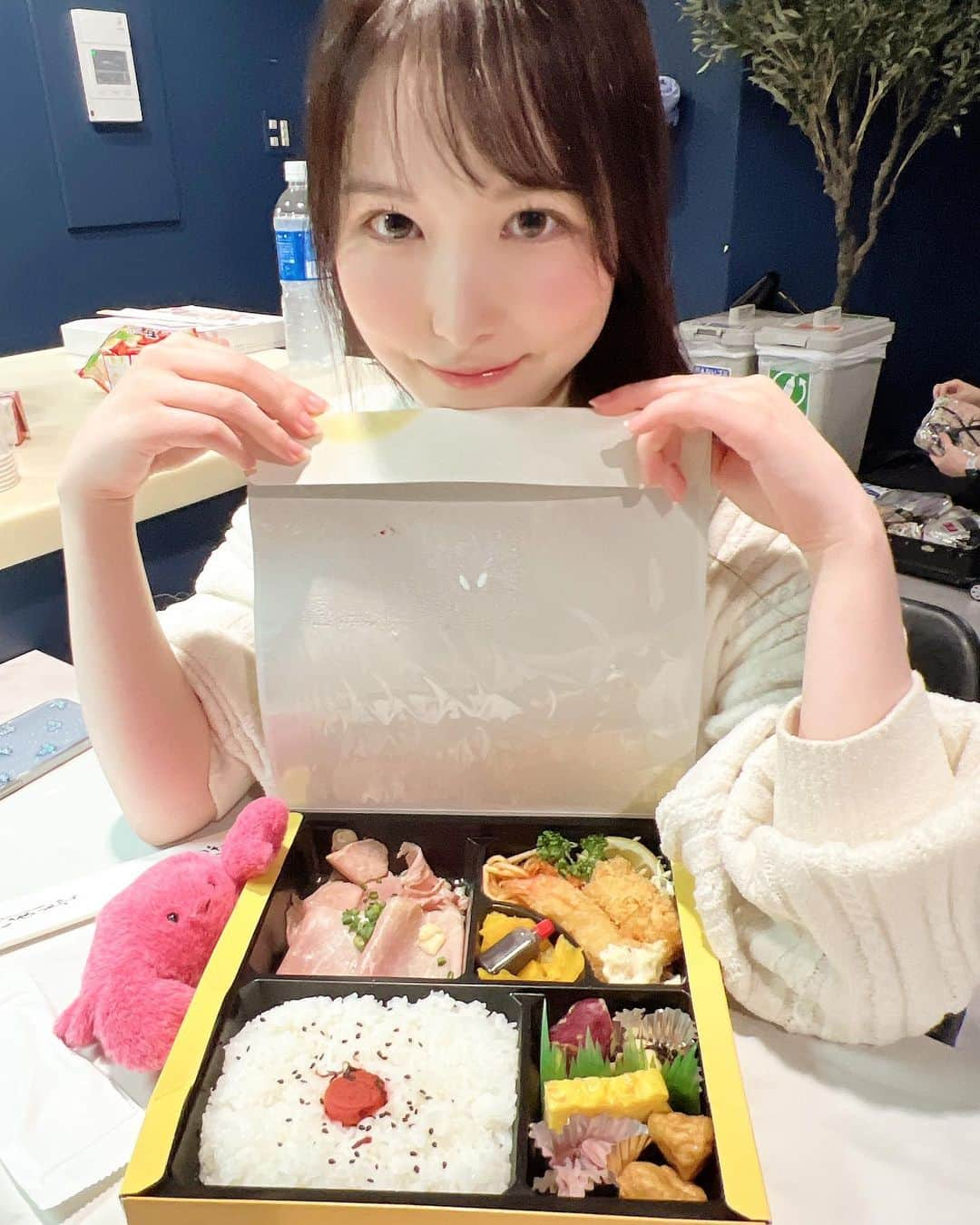 DINO（ディノ）さんのインスタグラム写真 - (DINO（ディノ）Instagram)「とある撮影パート2 #香水じゅん　と #カニさん🦀 #お弁当　を #狙う　のは#誰　？ #でぃの弁 #ロケ弁#現場弁当  #オフショット #皆さまのいいねが励みになります  #香水#コメントも大歓迎です  #s1#dino所属  #japanesegirl  #japanesefood  #総合プロダクションdino」2月25日 19時35分 - dinoj.official