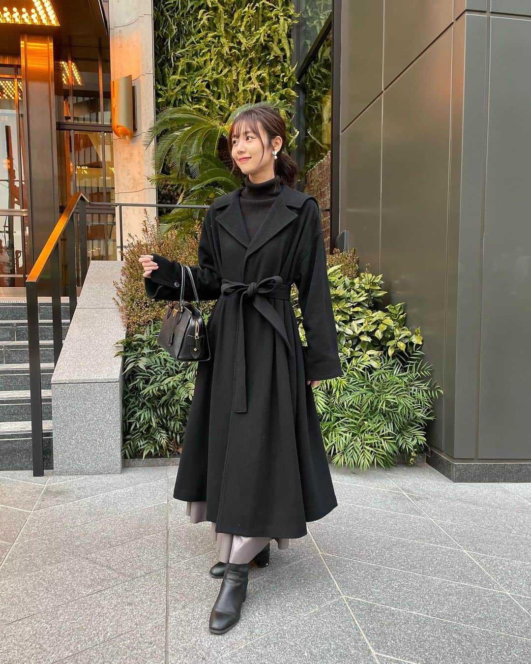 杉浦みずきのインスタグラム：「. 裾がフレアになっててワンピースみたいでめっちゃお気に入りのコート❤︎ 今年は黒コートあって助かった やっぱ一枚は絶対必要だよね😉  そろそろコートの季節終わるのかなあと思いきや、、ぜんっぜん終わらないんやけど、、、、笑 今日寒すぎない？  コート　@eimyistoire_official」