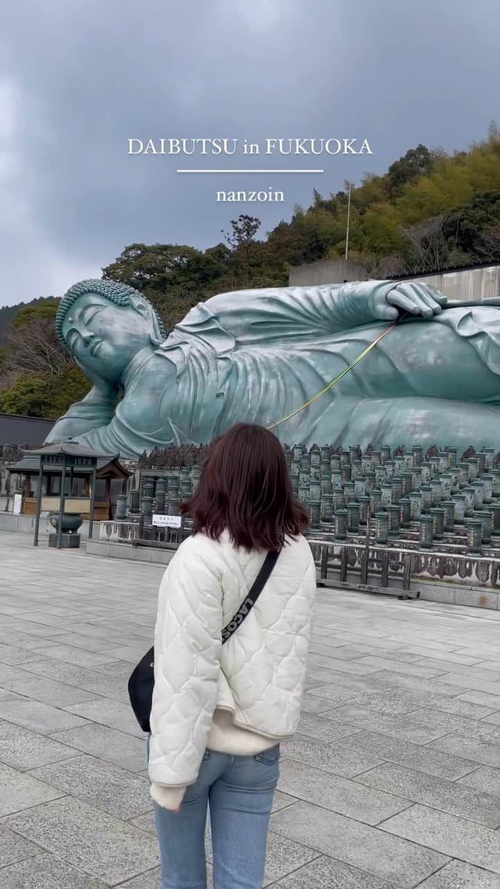 野口真由のインスタグラム：「・ 鎌倉の大仏様が注目されがちだけど、実は福岡にも大仏様いらっしゃるんです✨✨  一生分のお地蔵さんにも会えて表情も一人一人本当に個性があってとっても素敵な場所でした♡太宰府天満宮だけじゃなく、福岡観光に南蔵院行くのもありだと思っちゃいました(⑉• •⑉)❤︎  #南蔵院  #南蔵院涅槃像  #篠栗  #篠栗カフェ  #篠栗観光  #福岡観光 #大仏」