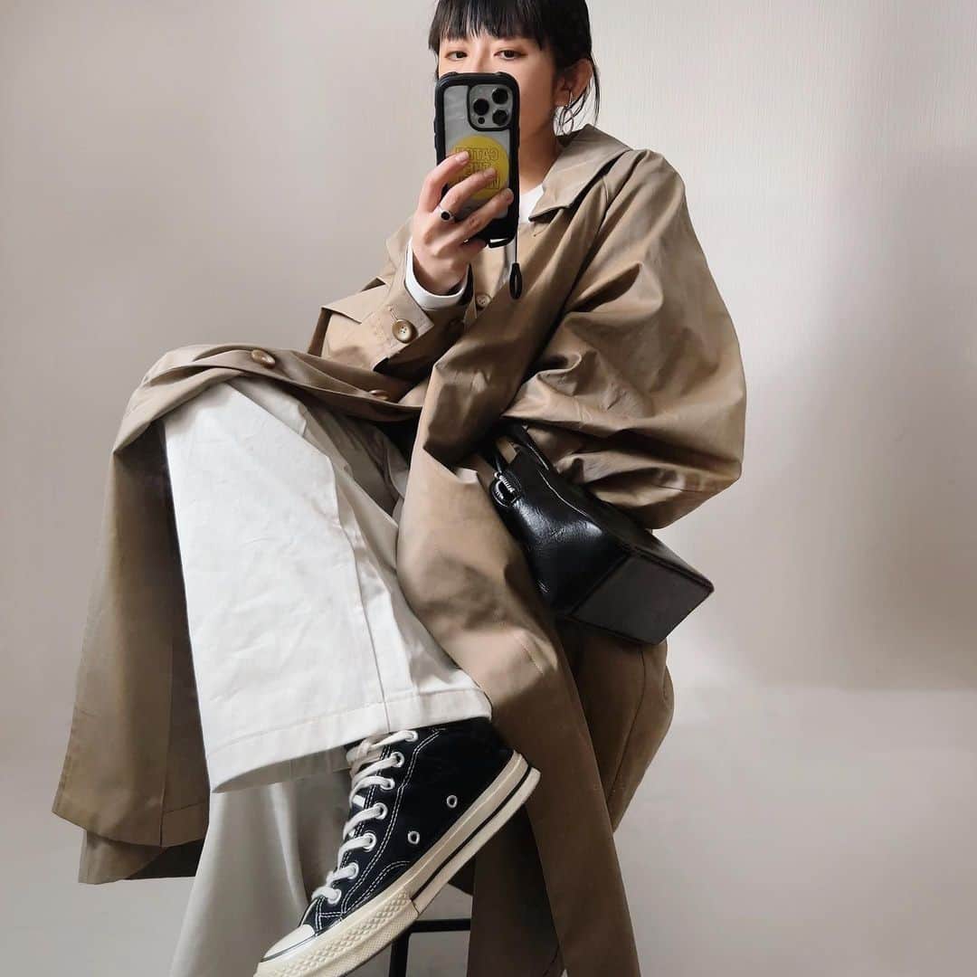 のインスタグラム：「* . . スプリングコートが着れる季節はウキウキします💛 . outer #manonfripes inner, pants #uniqlo bag #bigotre shoes #converse . . #ユニクロ #ステンカラーコート #ベージュコーデ . *」