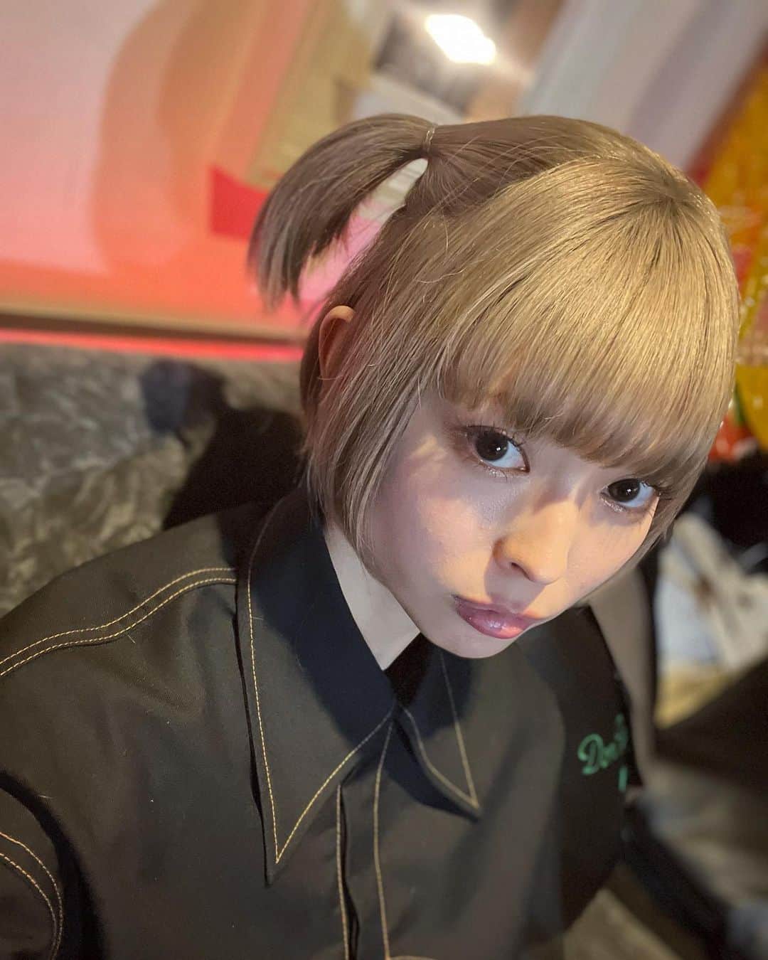 のインスタグラム：「34歳の誕生日でした〜！  が、バースデーイベントは一足お先に写真展でやってたので 今日はえいたその生誕祭にゲストでお邪魔してたよ〜！ 懐かしい昔話したり、ラップバトルを楽しんだり センブリ茶飲んだり…笑  何年経ってもあの時こうだったよねえ！🤣て楽しく話せるのは 濃い時間を共に過ごしたからだなあと思ったよ。 たそちゃんの言うとおり、友だちっていうより 家族みたいな感覚なのよーねー。 正反対のようにみえて、実は1番近いかもしれない。  多分、たそちゃんに誘われなかったら 普通の土曜日として過ごしてただけだったので(自分の誕生日すぐ忘れる たくさん笑った良い日になった〜！！ 一緒にお祝い！て言ってくれたけど 完全にたそちゃんを祝う気持ちしかなかった。笑 会えたみなさま、お花とかも用意してくれてありがとうね！ 髪型はたそちゃんに寄せました🌝🌞  2部の前にささっと帰って、娘とゆるーりと過ごしたよ。 フォトエッセイがまだ完成してないので 今日もがんばるぞ〜〜」