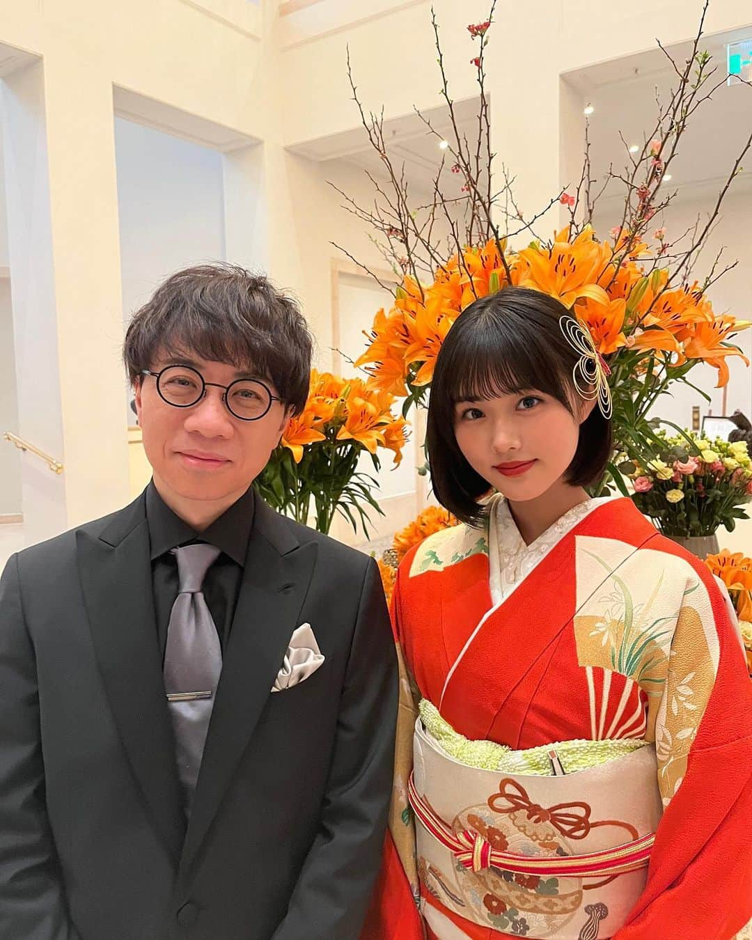 原菜乃華さんのインスタグラム写真 - (原菜乃華Instagram)「第73回 ベルリン国際映画祭  会場の皆様から大きな拍手を頂けて感無量でした。 すずめの戸締まりが世界中に広がって行く瞬間を監督の隣で一緒に観れた事、すずめの声を務めさせていただいた身として、そして、新海監督の作品の1ファンとして嬉しく思います。  作品を愛してくださった皆様のお陰です。本当にありがとうございます！  沢山の素晴らしい景色を観させて下さった監督には感謝してもし切れません。  これからもすずめの戸締まりをよろしくお願いします！  写真は監督と草太さんと。  お着物や衣装の写真、観光した時の写真が沢山あるので、また投稿しますー☺︎  #きもの円居 #井登美 #洒落水引 #和小物さくら」2月25日 19時47分 - nanoka_hara_official