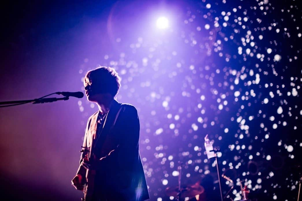 ツジトモタカさんのインスタグラム写真 - (ツジトモタカInstagram)「cinema staff Present "two strike to(2) night - 快刀乱麻の渋谷編-"  cinema staff UNISON SQUARE GARDEN  久々の共演でした刺激受けまくるライブで死ぬほど燃えましたコレが対バンですねありがとうございました。  📸 @fujiitaku   次はホールワンマン！！！ よろしく  2023年3月11日(土) "two strike to(2) night ～捲土重来の三茶編〜 昭和女子大学人見記念講堂」2月25日 19時57分 - g2_nit