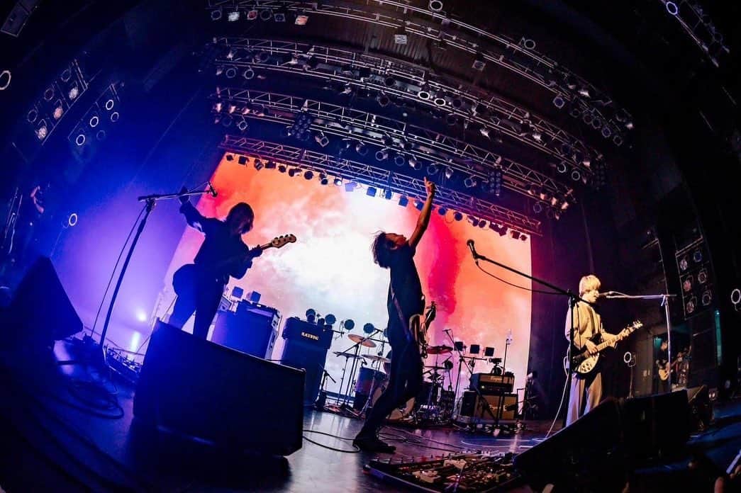 ツジトモタカのインスタグラム：「cinema staff Present "two strike to(2) night - 快刀乱麻の渋谷編-"  cinema staff UNISON SQUARE GARDEN  久々の共演でした刺激受けまくるライブで死ぬほど燃えましたコレが対バンですねありがとうございました。  📸 @fujiitaku   次はホールワンマン！！！ よろしく  2023年3月11日(土) "two strike to(2) night ～捲土重来の三茶編〜 昭和女子大学人見記念講堂」