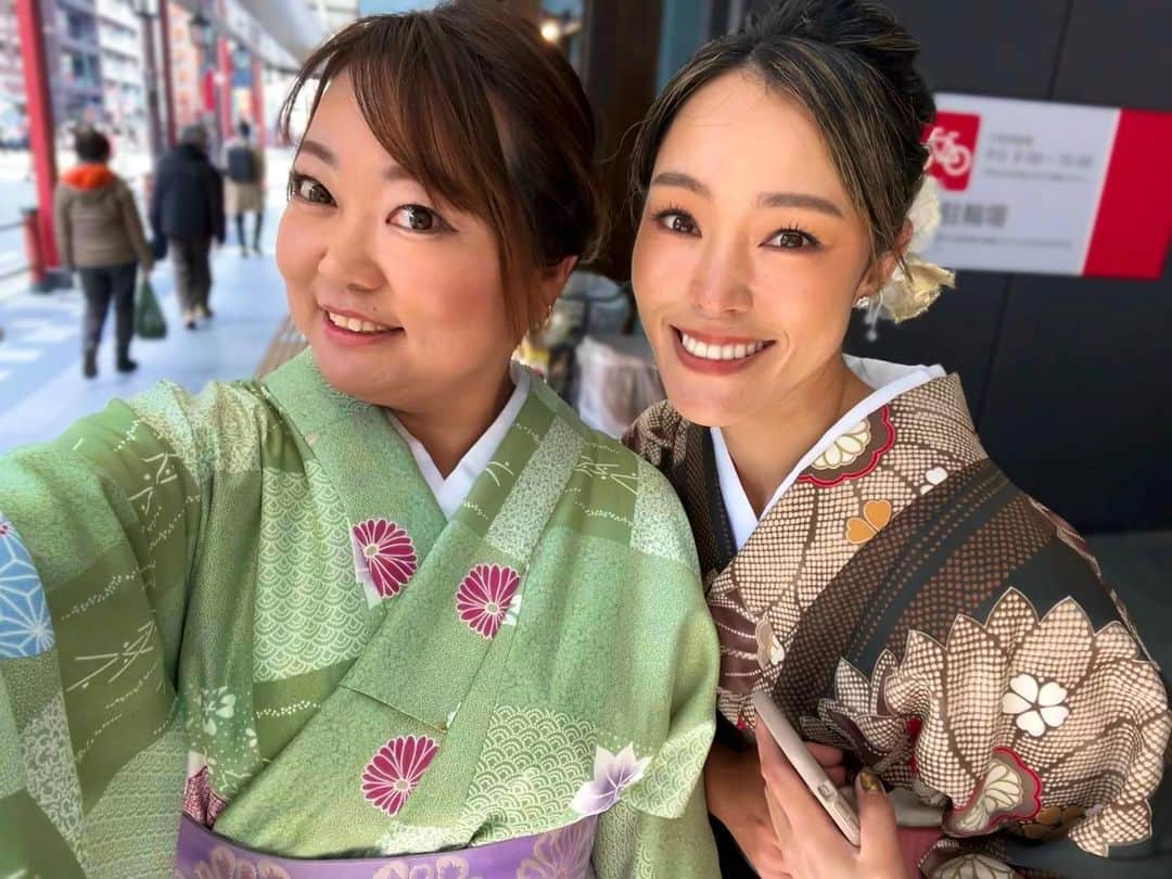 鎌田ハニーのインスタグラム：「鎌田姉妹💚👘👘🤎 念願だった着物を着る夢が叶いました💭🫧 ． #浅草 #asakusa #japan #kimono #着物 #姉妹 #プロゴルファー」