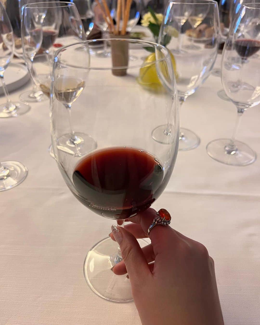 佐山彩香さんのインスタグラム写真 - (佐山彩香Instagram)「イタリア・トスカーナ発 芸術家の感性が生み出す独創的ワインBIBI GRAETZ🍷 @bibigraetz @pieroth_japan  テイスティング会にご招待いただきました✨  ６種類のワインと、それぞれに合うお料理を頂けて🍽  ワイン×アート×歴史🍾 エチケットもすべてアートで素敵でした✨ 食事とワイン好きとしてはたまらない至福の時間... とても美味しかったです...🤤  #bibigraetz #ビービーグラーツ #イタリアワイン #トスカーナ #pierothjapan #ピーロートジャパン」2月25日 19時59分 - ayaka_sayama