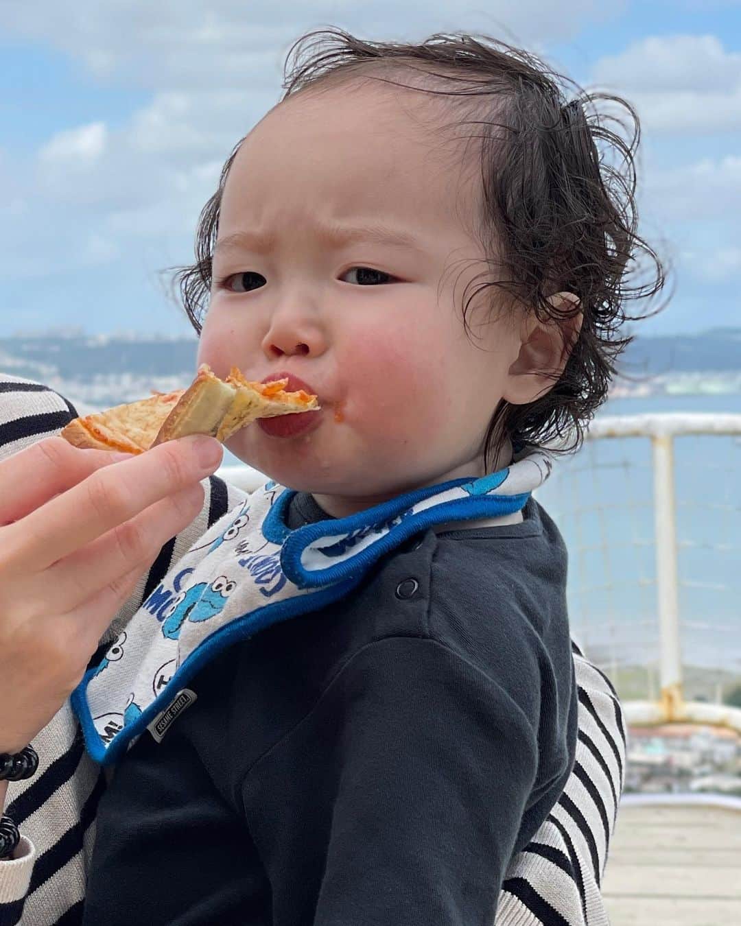 𝗬𝘂𝘀𝘀𝗮𝗻さんのインスタグラム写真 - (𝗬𝘂𝘀𝘀𝗮𝗻Instagram)「@sorajima_nc  . 沖縄にきたらココ🔥👈 こんな景色良くて 美味しいご飯食べれて 子供が伸び伸びできて 素敵な人達に会える場所ある？  🍕息子の初ピザでもありましたw 具材たっぷり❤️健康的🍅💚 パスタ🍝もちろん美味しいし シェイクも美味しかった😂 食べすぎてまうで😟💘 . みんなぜひ行ってみて💜🍕🍝 イベントとかもいろいろやってるみたい🤭🖤 今夜は仮面舞踏会？するみたいだよ〜🔥🔥🔥 . わくわく盛りだくさんのお店💜 check✔︎した方がええでぇ😎😎 .  PR @sorajima_nc #空島 #南城市カフェ #沖縄観光スポット #沖縄グルメ旅 #沖縄グルメ巡り #沖縄おすすめスポット #沖縄カフェ巡り」2月25日 20時12分 - youuim