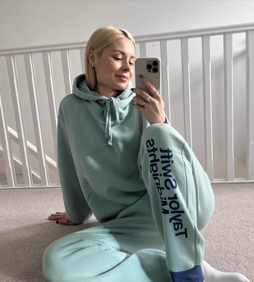 ニーナ・ネスビットのインスタグラム：「Thank you @taylorswift for the midnights package omg 🌙 someone had opened it and seemingly held it hostage for over 4 months?! I assume the guilt overtook them and they decided to send it on to it’s final destination. thanks if it was you, I probably would’ve kept it. off to stream midnights for the 1000th time.」