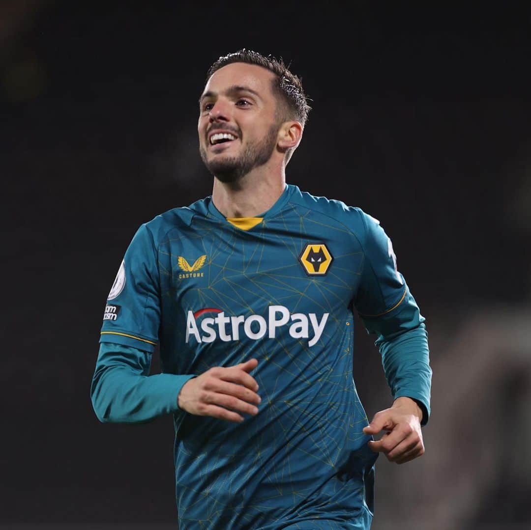 パブロ・サラビアのインスタグラム：「Managed to get a point in a historic stadium. Happy with the first goal wearing this shirt 💪 Let's go Wolves! 🐺 We keep on fighting」