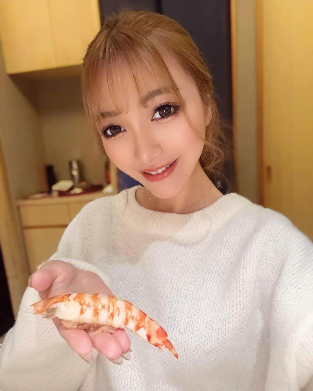 ちゃむのインスタグラム：「鮨由う🍣 . . 1年前行った時と同じように写真撮ってみた🤣 相変わらず美味しすぎて終始感激してました✨ 大将も面白くてまた行きたいって思えるお店第一位👍 . . .  　#港区巻き　#プリン巻き #プリン巻き発祥の店 #六本木　#ギャル　#鮨由う #六本木鮨」