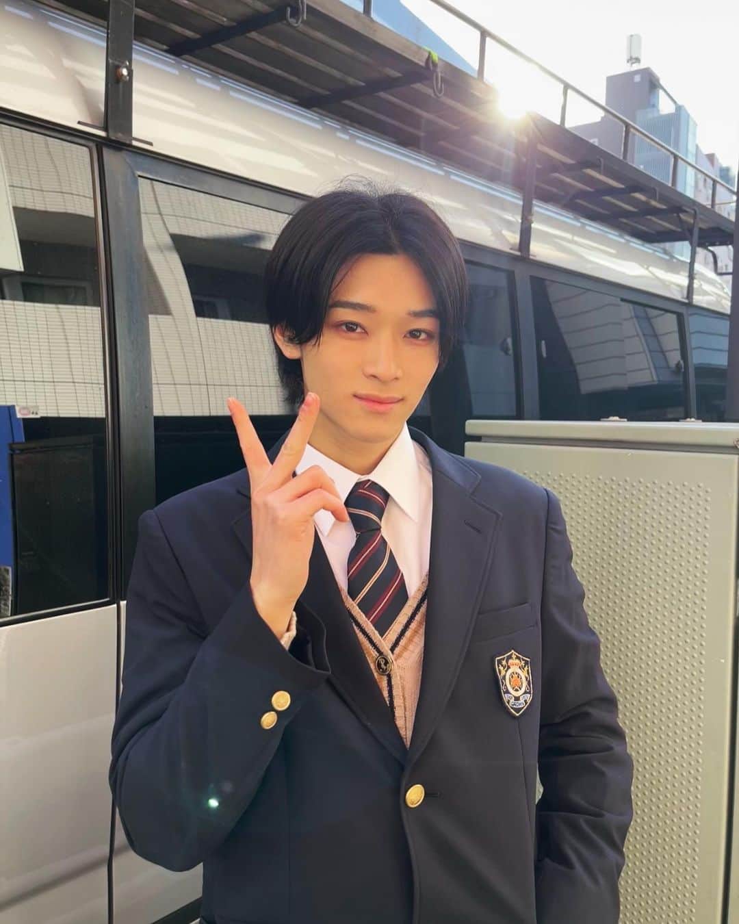 松本怜生のインスタグラム：「・ 日本テレビZドラマ第4弾  「沼る。港区女子高生」  ＃1 ~推しと運命の出会い！~  ご覧いただけましたでしょうか🤔  見逃した方はTVerで全話無料配信されているので ぜひ見逃し配信をご覧ください！  ※余談 このピースはおそらくクセです。 真似してくれてもいんだぞー   #ヌマじょ #佐藤大輔 @z_drama_ntv」