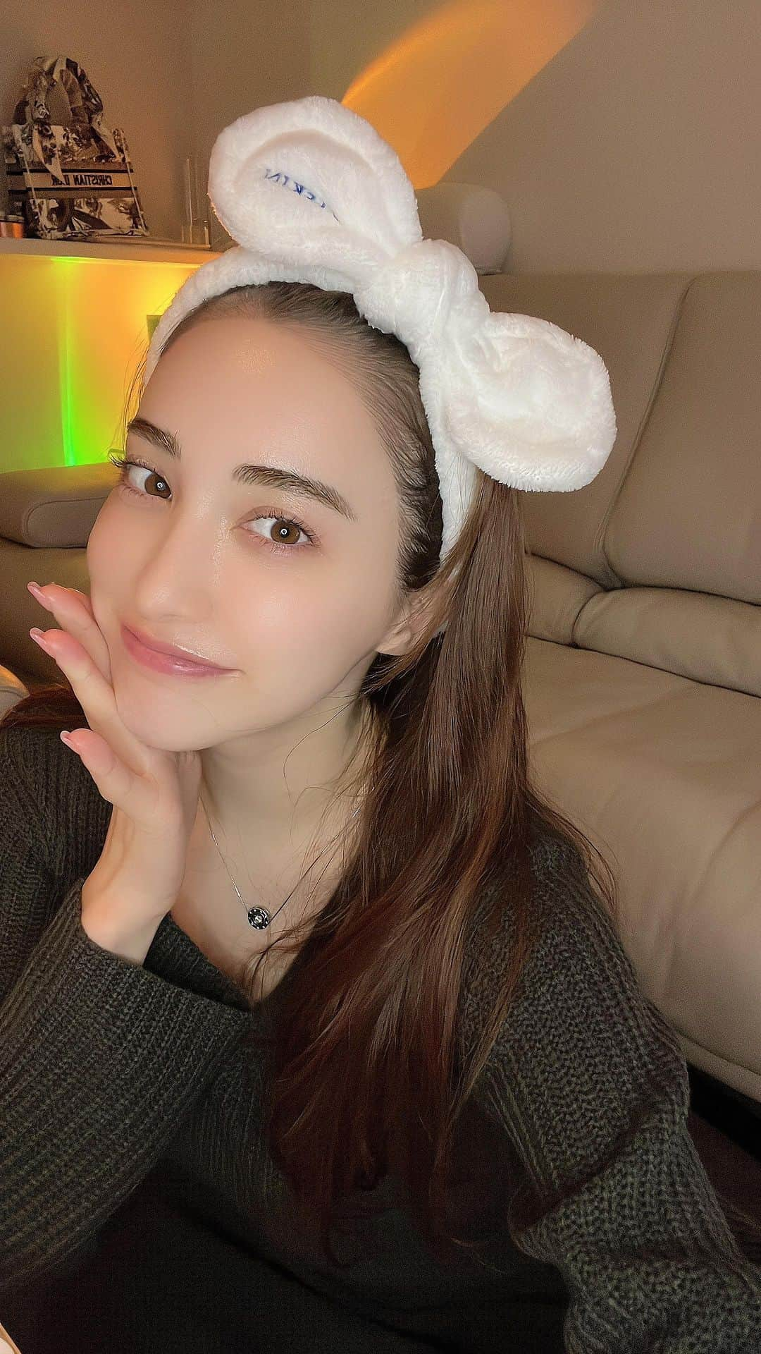 眞木美咲パメラのインスタグラム：「My daily skin treatment👸🏼 How's my new hairline permanent makeup?  @tokyo_ace_clinic でヘアラインの4回目アートメイクをやりました @artmake_by_tokyoaceclinic  @matsui_tokyoace_artmake  前回のも色きちんと残っていたので今回はちょっと範囲広げてみました✨ 繊細でとっても上手 生え際綺麗でアップも怖くない😌 顔も小さく見える🙌🏻 いいことづくめ  普段のスキンケアでも今はACEクリニックの化粧水と美容液使ってるよ ヘアバンドもたまたま一緒だった😂 クリームとアイクリームは @kiehlsjp の アイクリームはアボカドを使っていてしっとりするよん  #kiehls  ︎#artmake_by_tokyoaceclinic #tokyo_ace_clinic #アートメイク #メディカルアートメイク #アートメイク」