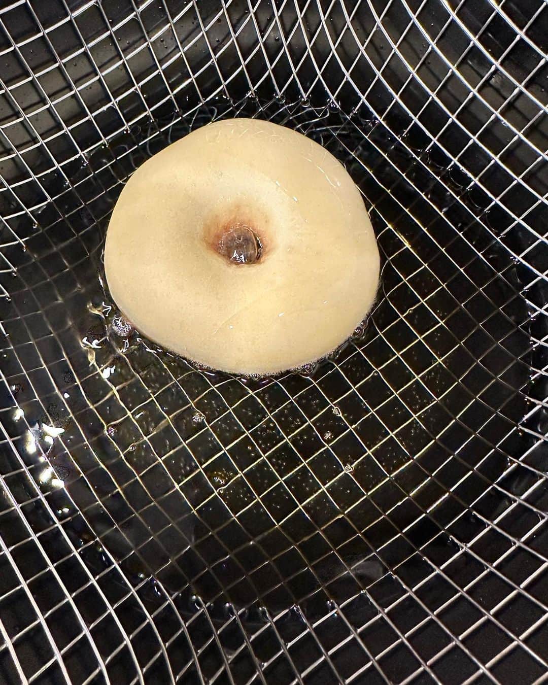 菊間千乃のインスタグラム：「ドーナッツ🍩が好きすぎて、家で作ってみました。 なんでも出来立ては美味しいですね😍 🍩🍩🍩🍩🍩 #低温で揚げないと焦げる #最初の2個は焦げまくり〜😅」