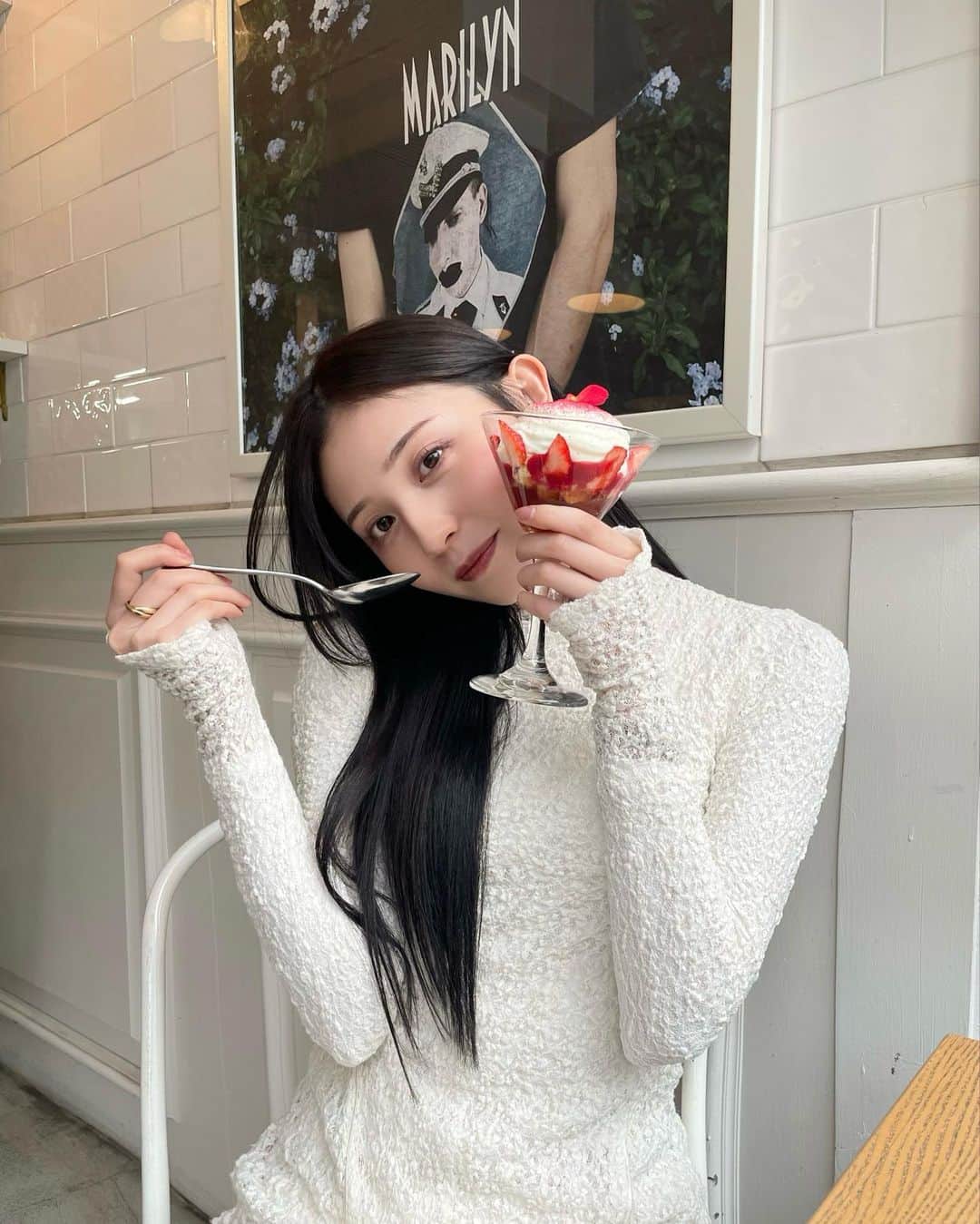 吉井美優のインスタグラム：「2日連続いちごパフェ 🍨♥️」