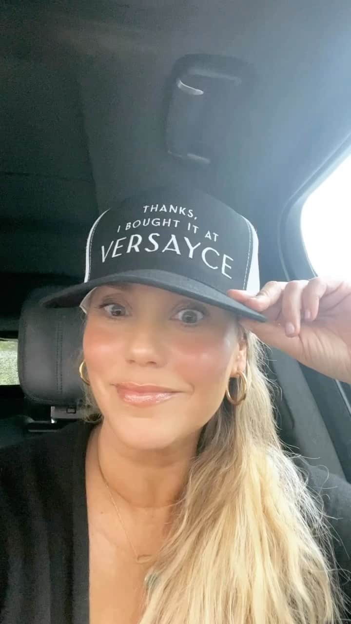 エリザベス・バークレーのインスタグラム：「Happy Merch drop day, darlin! Just click link in bio to order or go to elizabethberkleylauren.com to get your favorites#differentplaces #nomi #brownriceandvegetables 🌋💃🏼🌟🎥✨❤️❤️」