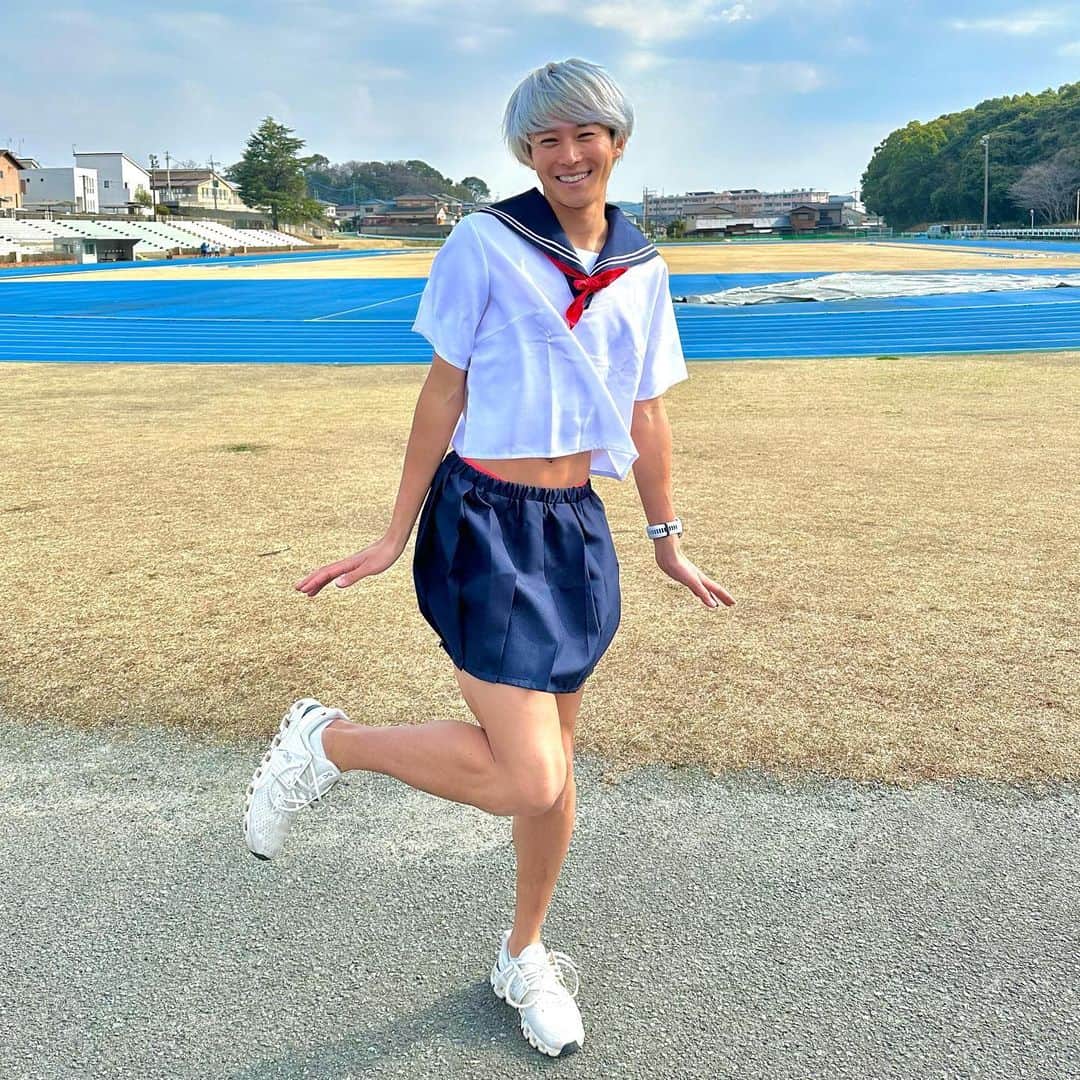 三津家貴也さんのインスタグラム写真 - (三津家貴也Instagram)「. 【足裏RUN in 大牟田】 今回福岡県大牟田にてランニングフォーム指導のクリニックを行わせていただきました！ ここの御大典記念グラウンドは玉名高校の時の練習場所ですごく懐かしい気持ちになりました。 みんなが真剣に取り組む姿はほんと素晴らしかったです。 クリニック後はみんなと1000m対決。 なぜかセーラー服を着させられました。 とにかくみんなと楽しく走れてよかったです☺️ 参加された皆さん、サポートしてくださったザムストさん、レッドブルさん、ありがとうございました！ 明日は地元の熊本県玉名市で玉名いだてんマラソンにゲストランナーで出場します🏃‍♂️ 頑張るばい💪 #大牟田 #ランニングクリニック #ザムスト #レッドブル #セーラー服 #セーラー服ランニング #女子高生」2月25日 20時43分 - takaya_mitsuka