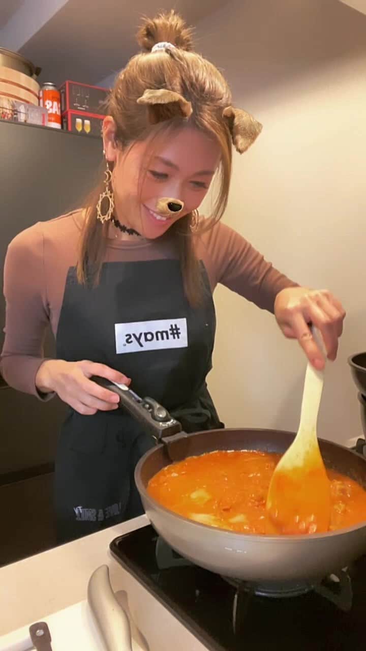 片桐舞子のインスタグラム：「お料理配信👩🏽‍🍳 メニューは #バターチキンカレー です🍗  続きはMAY'S OFFICIAL FANCLUBへ❤️」
