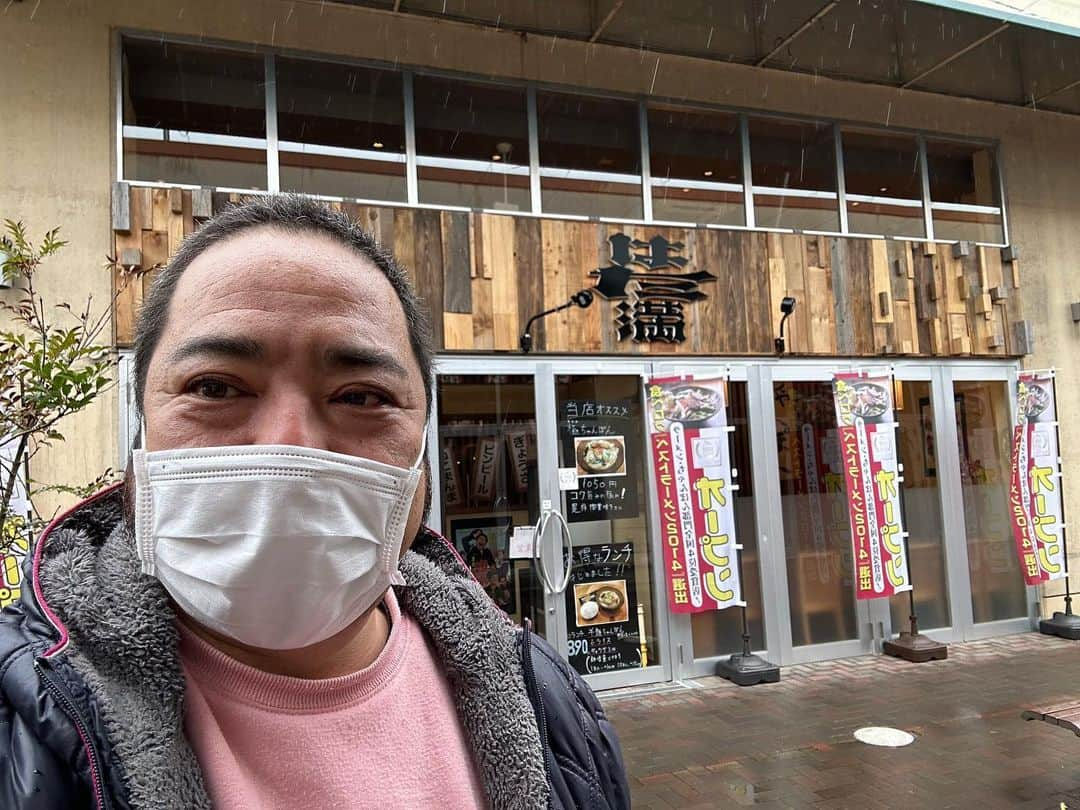 どさけんさんのインスタグラム写真 - (どさけんInstagram)「【山陽小野田麺情報】  小野田サンパークにいつの間にかオープンしていた「はた満」さんへ行ってきました！  「はた満」さんとは萩にある戸畑ちゃんぽんの名店！  それがサンパークでたべれるなんてー！  「はた満」さんが面白いのは麺ハーフとご飯が頼め最後におじやで食べる事が出来ます！  ちゃんぽんのスープでおじや！とてもよか！  ちゃんぽんはもちろん具だくさん！野菜に魚介類が結構入ってるのが嬉しい！なんだか香ばしいのもどさけん好み！  麺も細くて縮れてるのがなんだか美味しい！  麺も具もなんなくクリアーしておじやへ！  とんこつスープだもん！美味しくないわけがない！  なんだか初めてたべるタイプのちゃんぽんに大満足のランチになりました！   #山陽小野田市 #山陽小野田  #山陽小野田観光協会  #山陽小野田スマイルシティ  #スマイルシティ  #スマイルプランナー  #スマイルプランナー募集中 #おのだサンパーク  #はた満  #戸畑ちゃんぽん  #萩  #おじや  #PR  #次回は麺1人前どころか大盛りで  #そしてもちろんおじや」2月25日 20時53分 - dosaken101