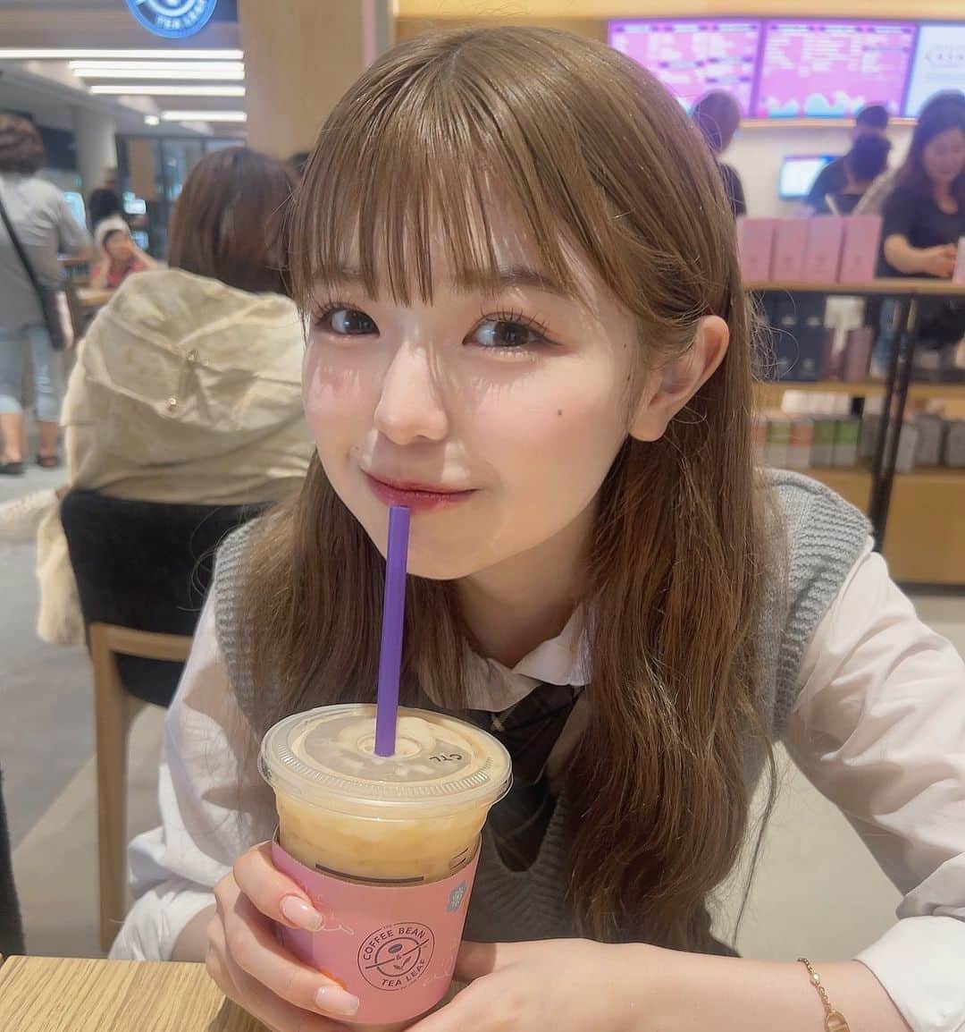 りょーかさんのインスタグラム写真 - (りょーかInstagram)「・ ・ 旅中のオフショ👉🏻💗 シンガポールのカフェ！！ 日本の制服着てた ...