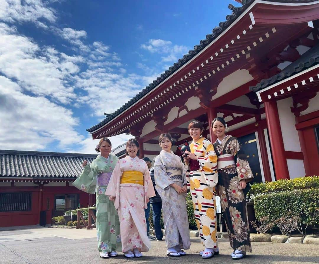 鎌田ハニーのインスタグラム：「どこで撮っても写真が映える👘 晴れた日に皆んなと着れて良かった☀️ 今度は夏に浴衣を着たいね…なんて話してました🤭💭 ． #着物レンタル #着物 #浅草 #asakusa #kimono #japan @reiwafuku」