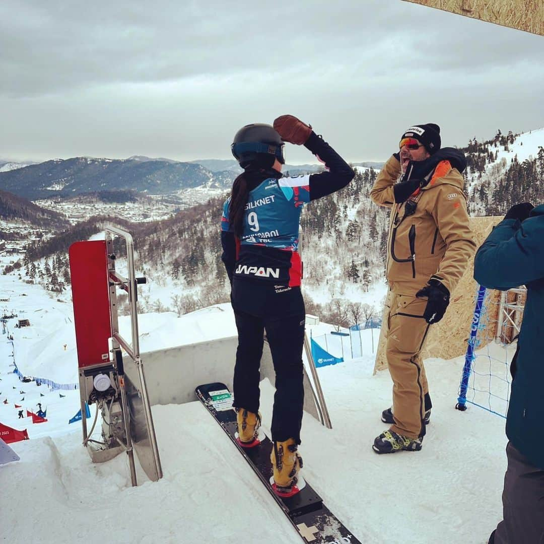 竹内智香さんのインスタグラム写真 - (竹内智香Instagram)「. 🇬🇪世界選手権🇬🇪 最初に思い描いていたモノと現実と 遥かに大きく異なるモノとなった 世界選手権です。 . 2010年のバンクーバー五輪で 桜が散り、雨が降る中で 五輪が開催されたときに 学んだこと。 “五輪は五輪“ 今は同じような気持ちであります。 . その舞台に向けて 日々努力を積み重ねスタートに向かう。 私たち選手の課題は 与えられた環境でベストを尽くすこと。 それに尽きます。 . そして多くの海外選手たちが メディア等で述べた言葉。 ーーー 会場は世界選手権をするための 十分な経験と準備期間がなく 世界選手権に適した会場ではなかった。 ーーー 私も同様に思います。 ここ数大会の五輪や世界選手権は スポーツのあり方として 少しずつ 路線が変わってきているように思う。 だからこそ 勇気を持って声を上げた選手に 敬意を表します。 彼の行動は 今後の私たちの競技力向上 そして発展に繋がるはずです。 . そして いつも応援してくださる皆さま 私たちの活動を配信してくださるメディアの皆さま 活動を支えてくれるチームに 心から感謝です。 . @hiroshima_gas  @able826_official @higashikawa.insta  #竹村コーポレーション #広島電鉄 #フジキカイ #RICHARDMILLE  @nishikawa_co.ltd #MIJ @nisekovillage  @pi @picture_ogc_japan #ACTGEAR @mazda_jp @underarmourjp @bmz_inc @girosnow_japan  @fullmarks_official @globalwifi_official @swixsportjapan @rbody_official @blackpearl_snowboardjp @and_tomoka @yukomanso @snowboardalpineteam  @hikokijp @fissnowboard @saj.snowjapan」2月25日 21時09分 - tomoka_takeuchi