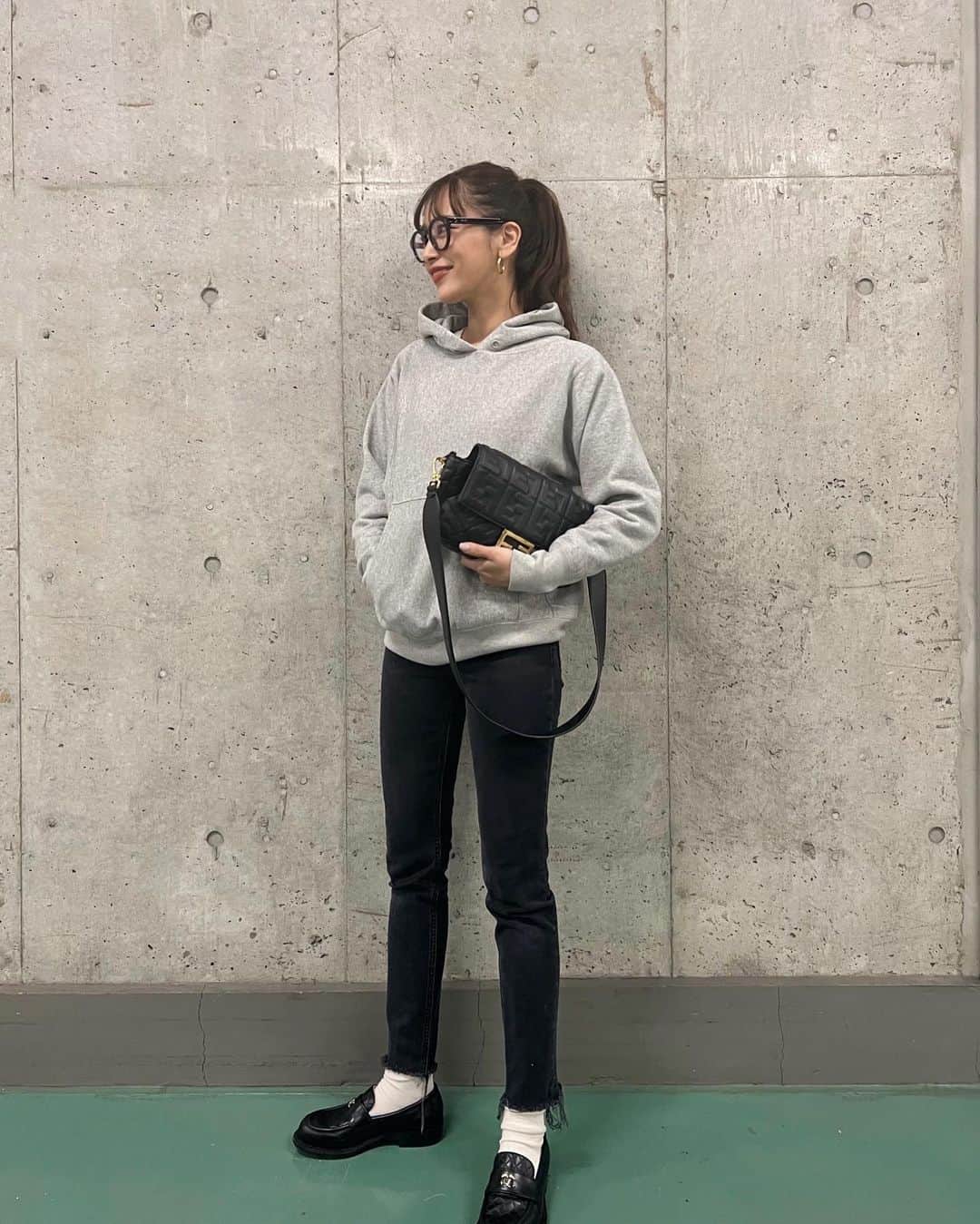 近藤千尋のインスタグラム：「収録だけだったので パーカーでカジュアルな日🤍🤍 こーゆうときはカジュアル過ぎないように ローファーとバッグはキレイめにしてます🥿💓  子供達のご飯は 唐揚げのお肉を漬け込んでたんだけど (卵、ごま油、醤油、にんにくちゅーぶ、 塩胡椒、酒、みりん、鶏がらスープのもと)  パパ初めての揚げ物成功してくれてて 一安心でした😇💕笑  明日はみんなでゆっくり過ごそうね😘🤍 家族の時間大切だぜ❤️」