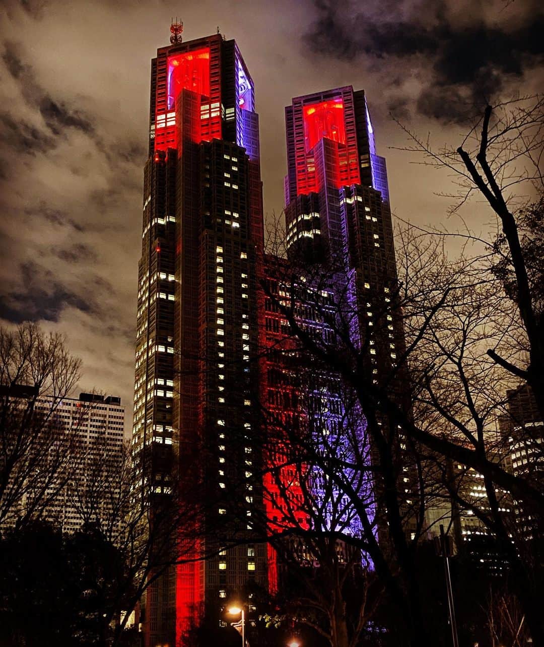 松谷賢示のインスタグラム：「都庁。綺麗な赤をあしらってたんで。 . #東京都 #都庁 #赤 #何アラート #背景 #珍しい #夕方 #ケンBOY #水玉れっぷう隊」
