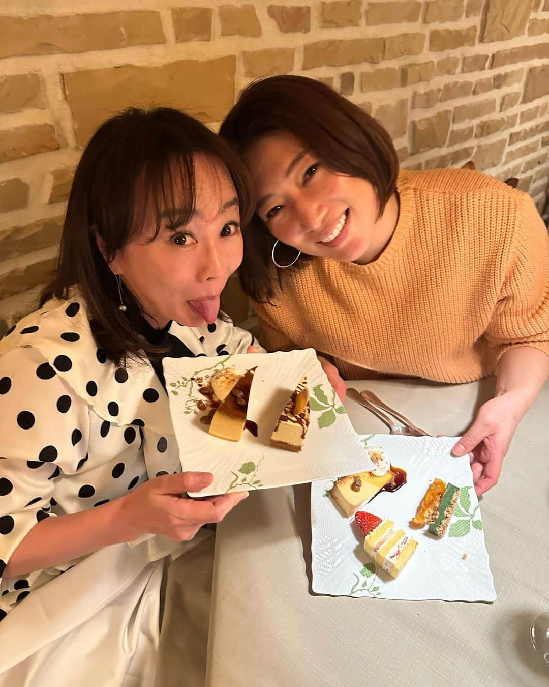 木佐彩子のインスタグラム：「Countdown⚾️⚾️⚾️  四半世紀🤣のお付き合いになるbuddyと開幕までカウントダウン体制に入ったという事でもろもろ充電🔋という名の決起集会👊👊👊  チームは違えどそれぞれの健闘を誓い合いました👊と言いたいところですが…嘘は嫌なので🤣はい、すみません…夫達の話は全く話題にも上がりませんでしたぁ😂😂😂いつもですが…  シーズン始まると戦闘モードに入りますので　嫁はドンっと構えて参ります👊👊👊  シーズン入っても全く食欲が落ちない私達です😅😅😅」