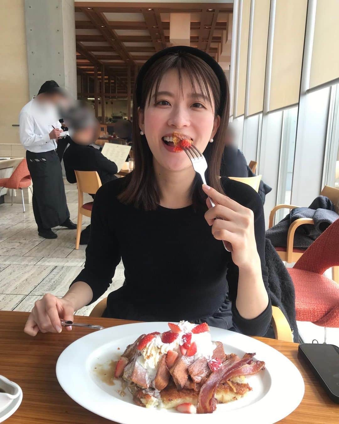 郡司恭子さんのインスタグラム写真 - (郡司恭子Instagram)「* 👉😋  週末のしあわせ時間🤍☕️  フレンチトースト🍓と見せかけて 下には大きなハッシュドポテト⚡️ と！ メープルベーコンにシロップたっぷり。  クラクラしそうなほど甘かったけど パンチがあって美味しかったです🤤笑  みなさんは、どんな週末？  #weekend #frenchtoast #🍓 #🥓  #週末の過ごし方 #休日の過ごし方  #フレンチトースト #カフェ巡り  #日本テレビ #日本テレビアナウンサー  #アナウンサー #郡司恭子」2月25日 21時30分 - kyoko_gunji