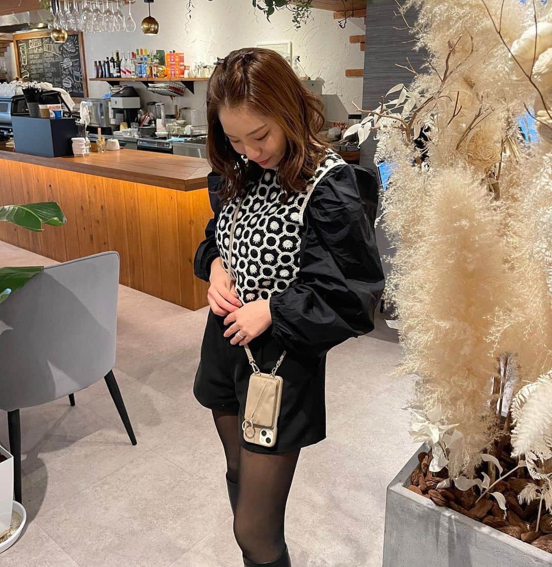 久松かおりさんのインスタグラム写真 - (久松かおりInstagram)「. @unicasejp  何かいいのないかな〜と思いながら ずっと同じiPhoneケースを使ってて、 ユニケースで やっと探し求めてたケースに出会えた📱🥺👏 . カード収納に小さい鏡も付いてる✨ もうこのケースにしてからお財布持ち歩いてない笑笑 . すぐそこのスーパーやお散歩の時は 息子抱っこ紐して、 iPhoneぶら下げてお出かけしてる😂 優秀ケース✨✨✨✨👏 . ケース以外にもApple Watchのバンドや スマホリング、iPhoneシール、スピーカー とかも種類豊富に売ってあるから ここだけで全部揃えれるのでおすすめです🎶👌 . . . #unicase #unicasejp #iphoneケース」2月25日 21時22分 - hisamatsu_kaori