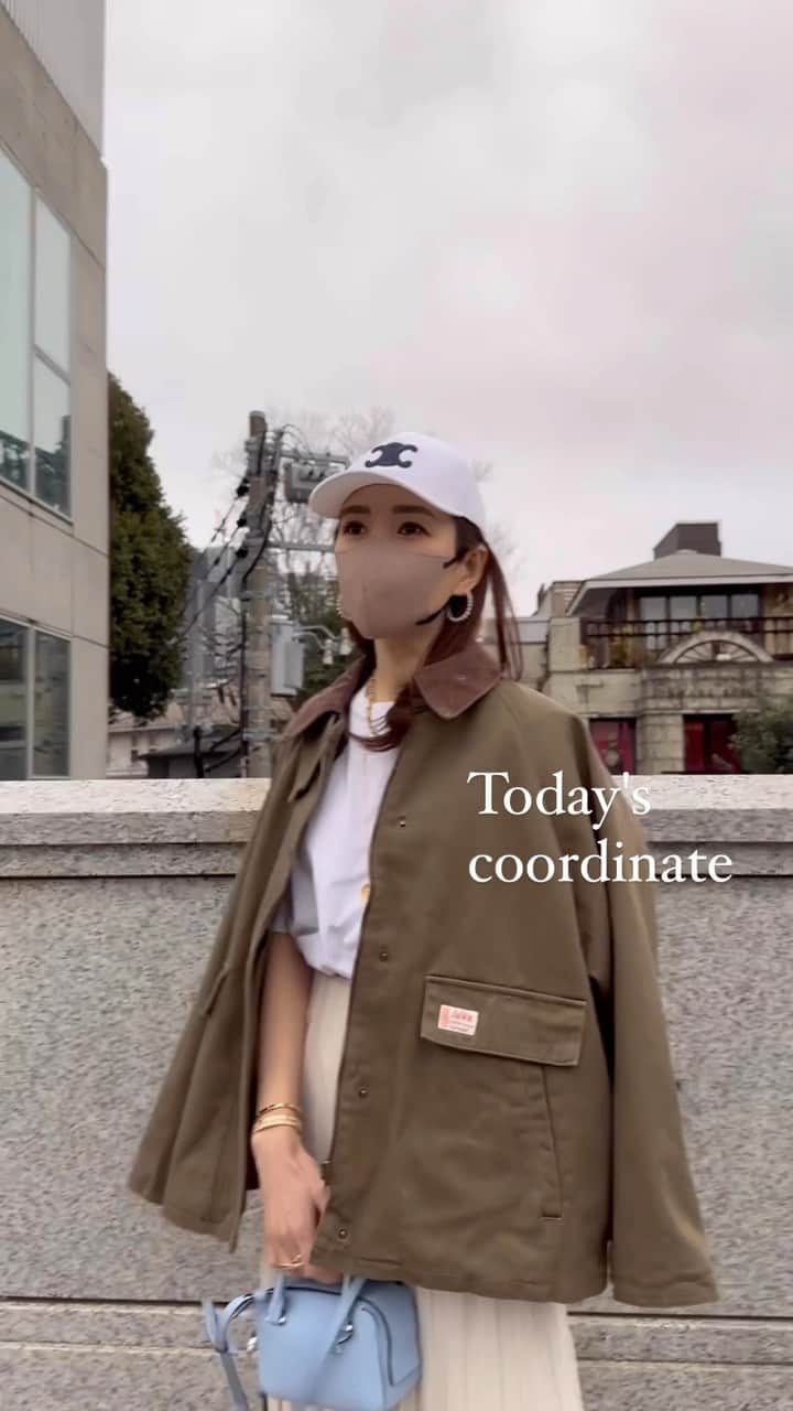 星玲奈のインスタグラム：「メンズライクなワークジャケットを、スカートで少し甘めに合わせるのも好き😊 今から春まで使えるアウターは、 表地はコットン、内側は中綿入りキルティングでちゃんと暖かい❤️ スタンドカラーにもできるので 前を開けて閉めて違った印象にも着られる❤️ 襟がコーデュロイ素材なのもさりげないポイント😍 ・ jacket @classicalelf_official ×JaVa （オリーブMサイズ） T shirt #madisonblue  skirt#greedinternational  bag#delvaux  shoes#hermes cag#celine ． #クラシカルエルフ #classicalelf #エルフコーデ #タイアップ #java #ジャバ #uniqlo #gu #zara #ユニクロ #ジーユー #ザラ #zozo #zozotown #zozo購入品 #zozotown購入品 #ワークジャケット #春アウター #オーバーサイズ #春服コーデ #大人コーデ #大人カジュアル #プチプラ #プチプラコーデ」