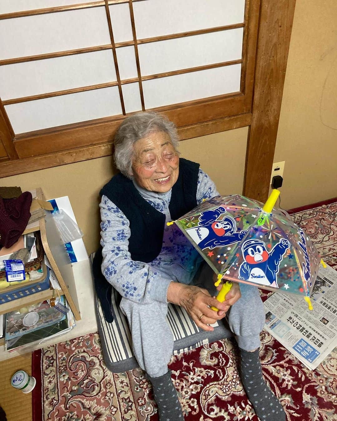 江川智晃のインスタグラム：「さかえばあちゃんの91歳誕生日🎂  ずっと前からこのヤクルトの傘を見ると欲しがってたからプレゼントしたら予想以上に喜んでくれた😂😂 めちゃくちゃいい笑顔してくれた😁  これからも元気に長生きしてください☺️ #ヤクルトスワローズ　ファン？ #サプライズ成功 #プレゼント」