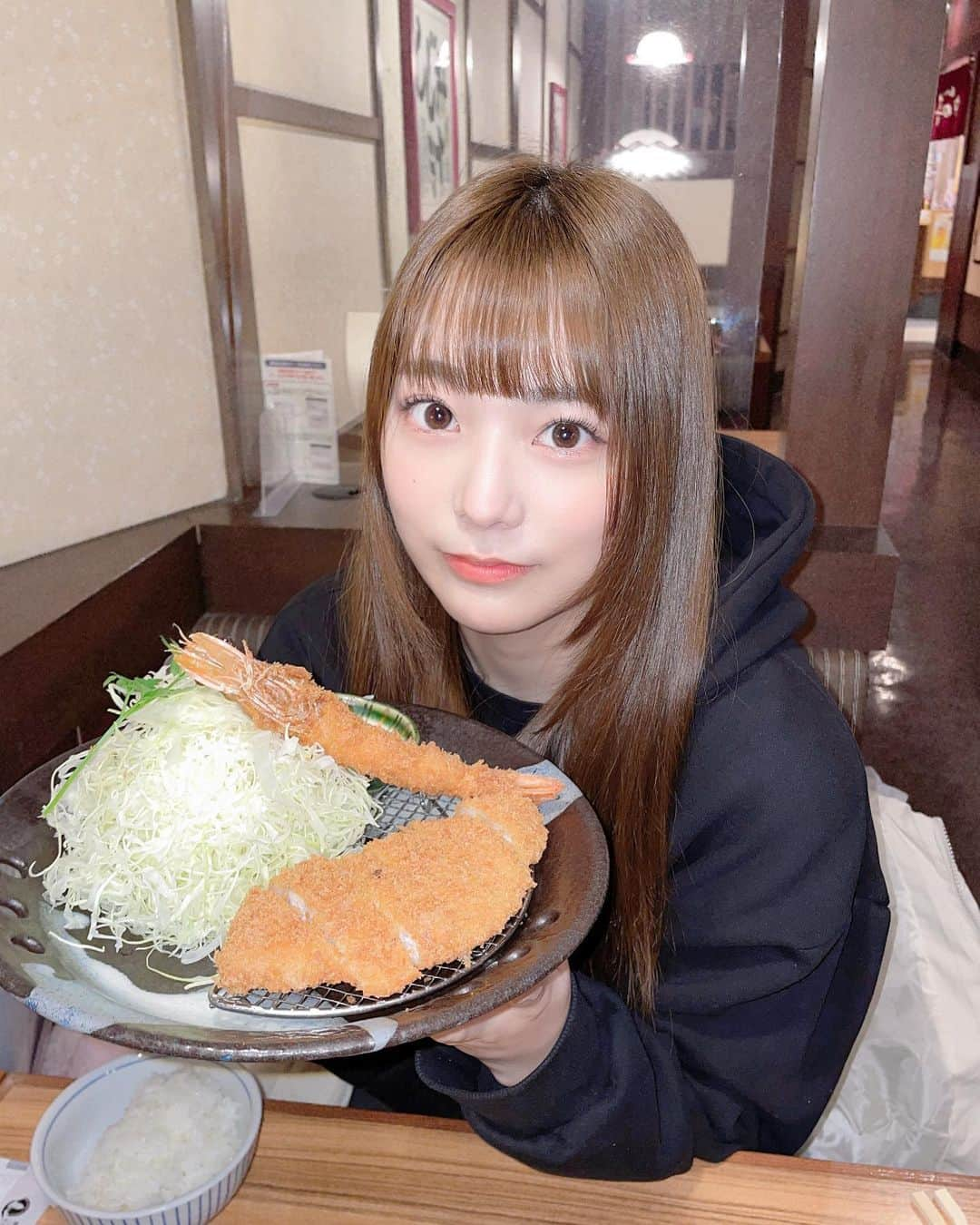 李始燕さんのインスタグラム写真 - (李始燕Instagram)「お顔みたいなとんかつ🍚 よく食べる女です！  얼굴만한 돈카츠 잘 먹는 여자에용 ㅎㅎ  .  .  .  .  .  .  .  .  .  .  .  .  .  #00 #00line #00년생 #22歳 #23 #ootd #fyp #fypシ #daily #osaka #japan #korean #関西 #大阪 #韓国 #韓国ファッション #韓国語 #韓国コーデ #韓国ストリート #韓国メイク #とんかつ #トンカツ #돈카츠 #돈카츠맛집 #돈까스 #일본여행 #오사카여행 #오사카맛집 #오사카 #大阪グルメ」2月25日 21時37分 - siyo.co.kr