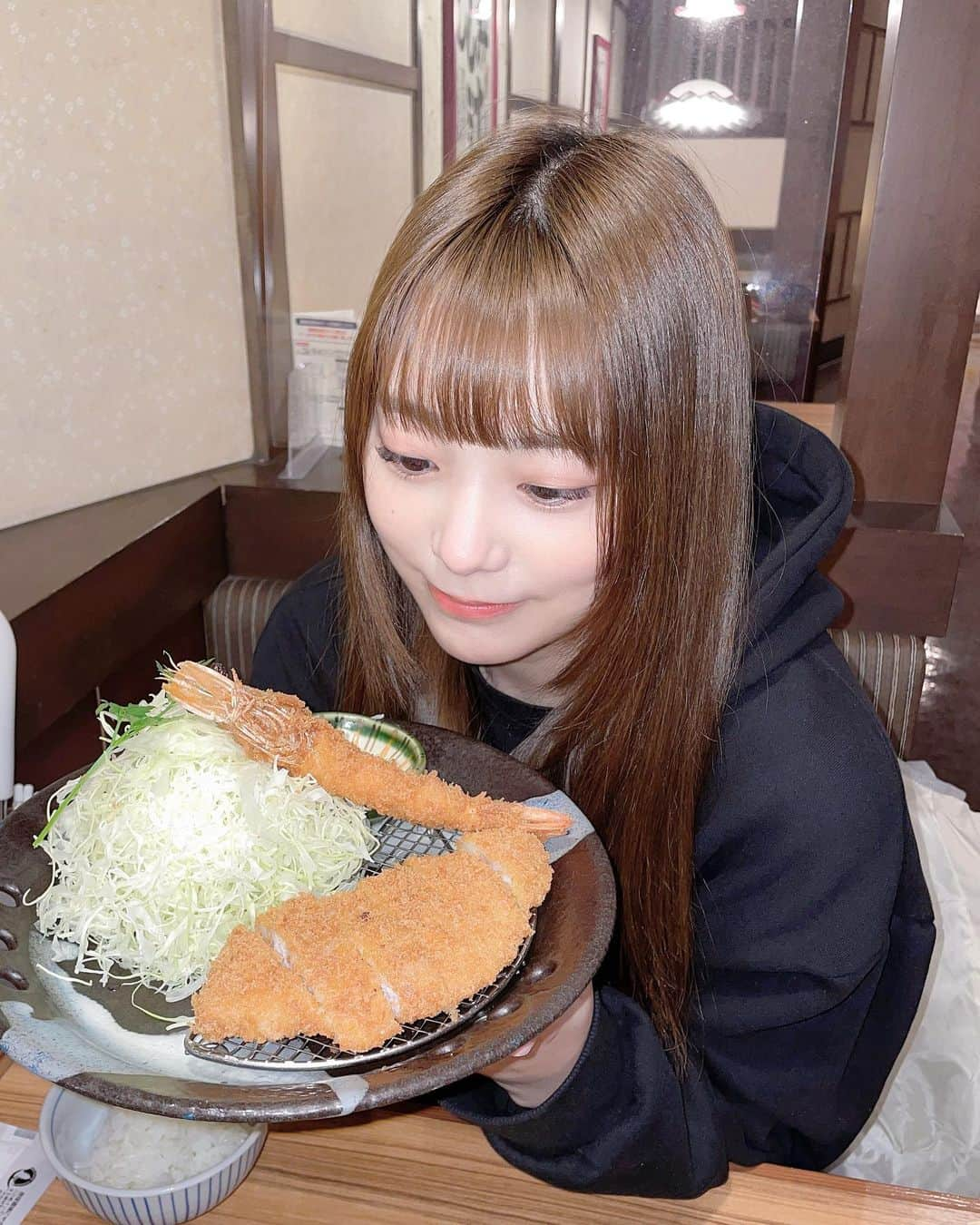 李始燕さんのインスタグラム写真 - (李始燕Instagram)「お顔みたいなとんかつ🍚 よく食べる女です！  얼굴만한 돈카츠 잘 먹는 여자에용 ㅎㅎ  .  .  .  .  .  .  .  .  .  .  .  .  .  #00 #00line #00년생 #22歳 #23 #ootd #fyp #fypシ #daily #osaka #japan #korean #関西 #大阪 #韓国 #韓国ファッション #韓国語 #韓国コーデ #韓国ストリート #韓国メイク #とんかつ #トンカツ #돈카츠 #돈카츠맛집 #돈까스 #일본여행 #오사카여행 #오사카맛집 #오사카 #大阪グルメ」2月25日 21時37分 - siyo.co.kr