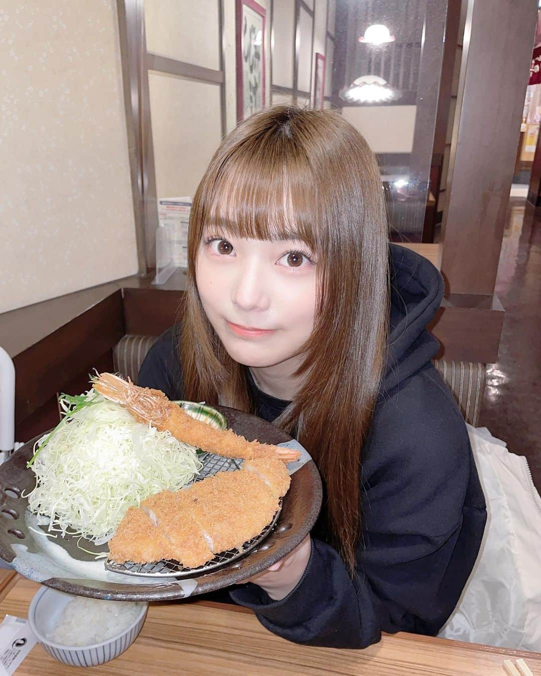 李始燕さんのインスタグラム写真 - (李始燕Instagram)「お顔みたいなとんかつ🍚 よく食べる女です！  얼굴만한 돈카츠 잘 먹는 여자에용 ㅎㅎ  .  .  .  .  .  .  .  .  .  .  .  .  .  #00 #00line #00년생 #22歳 #23 #ootd #fyp #fypシ #daily #osaka #japan #korean #関西 #大阪 #韓国 #韓国ファッション #韓国語 #韓国コーデ #韓国ストリート #韓国メイク #とんかつ #トンカツ #돈카츠 #돈카츠맛집 #돈까스 #일본여행 #오사카여행 #오사카맛집 #오사카 #大阪グルメ」2月25日 21時37分 - siyo.co.kr